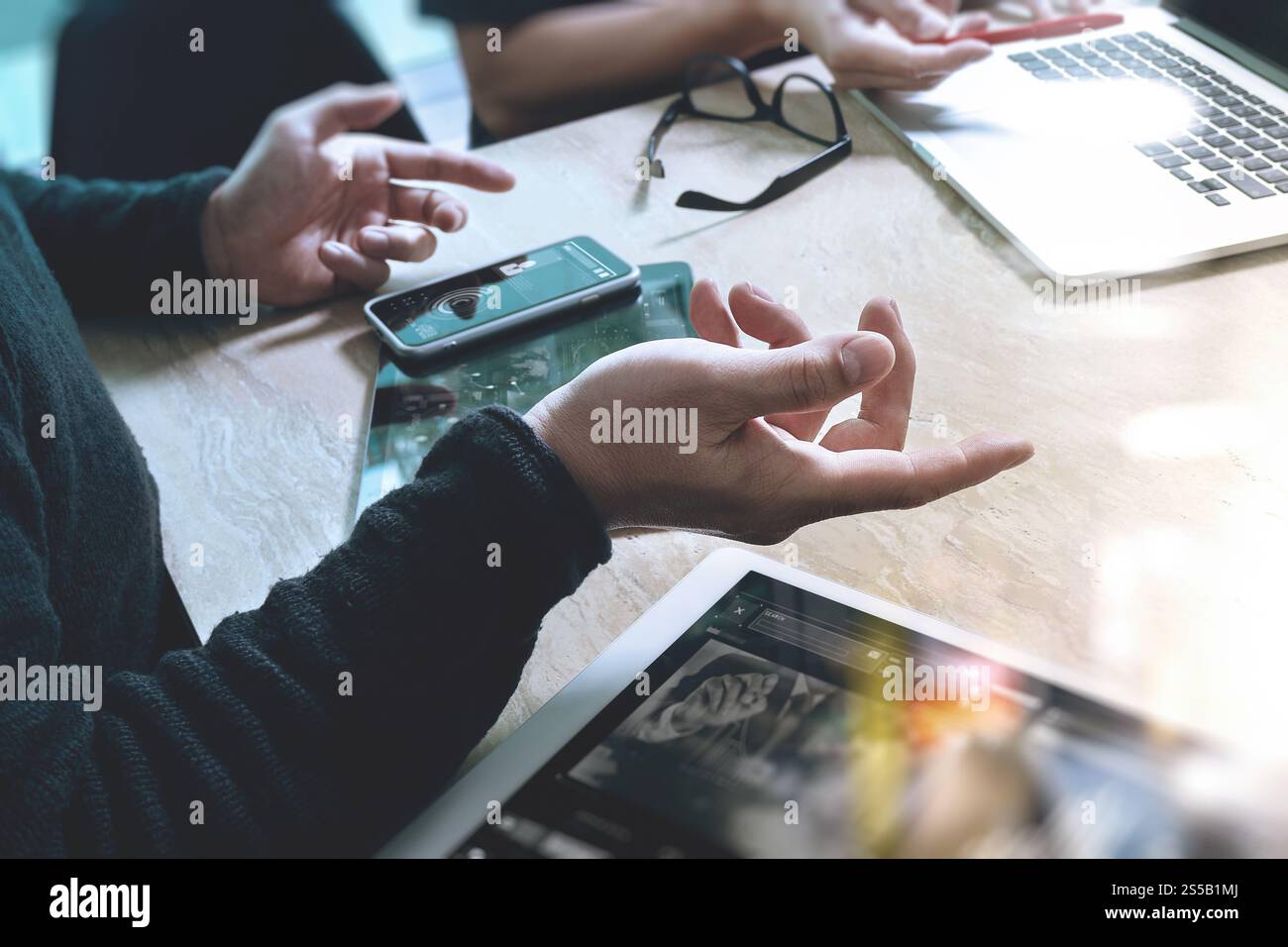 Réunion de l'équipe d'affaires présente. Investisseur professionnel photo travaillant avec un nouveau projet de démarrage. Réunion des directeurs financiers. Ordinateur portable tablette numérique Banque D'Images
