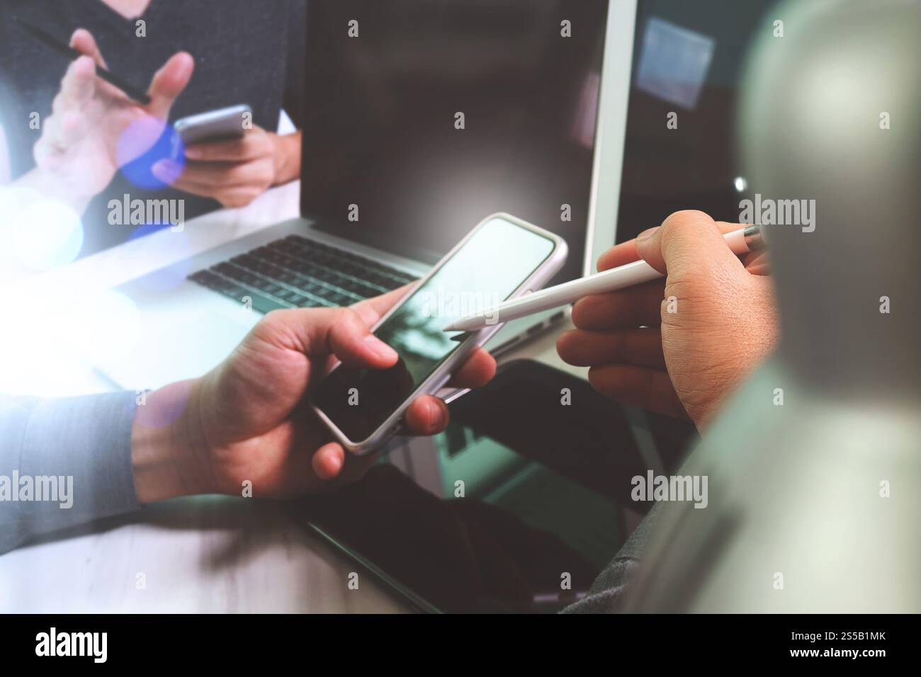 Réunion de l'équipe d'affaires présente. Investisseur professionnel photo travaillant avec un nouveau projet de démarrage. Réunion des directeurs financiers. Ordinateur portable tablette numérique Banque D'Images