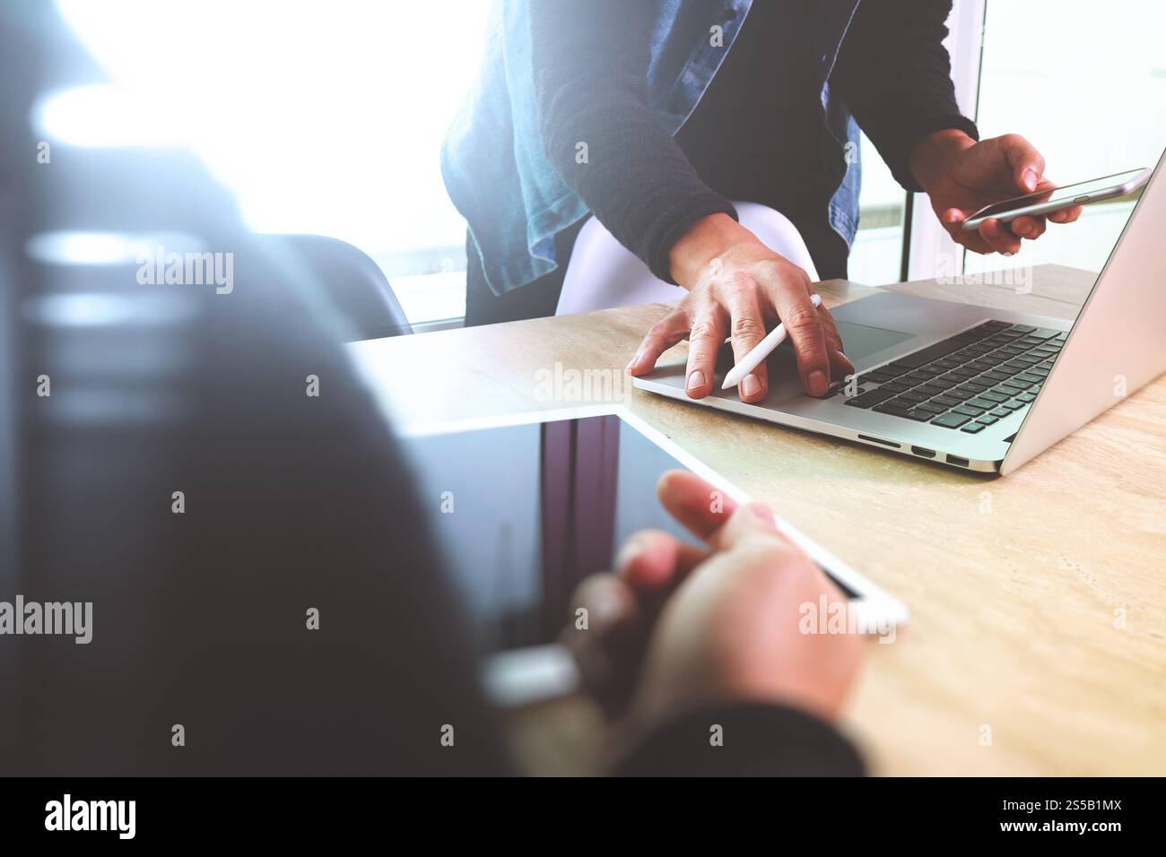 Réunion de l'équipe d'affaires présente. Investisseur professionnel photo travaillant avec un nouveau projet de démarrage. Réunion des directeurs financiers. Ordinateur portable tablette numérique Banque D'Images