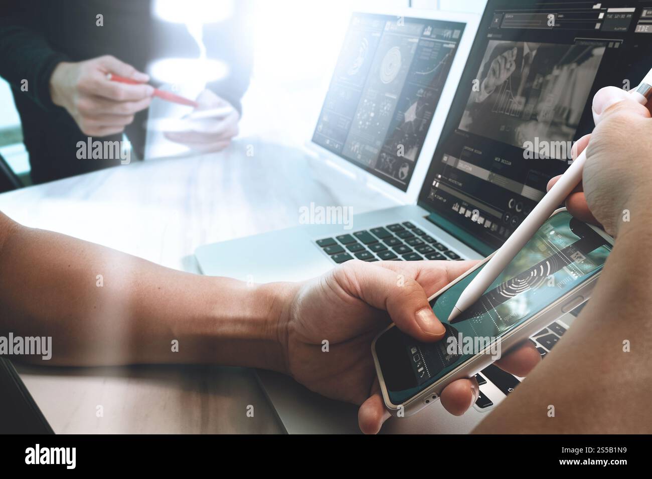 Réunion de l'équipe d'affaires présente. Investisseur professionnel photo travaillant avec un nouveau projet de démarrage. Réunion des directeurs financiers. Ordinateur portable tablette numérique Banque D'Images