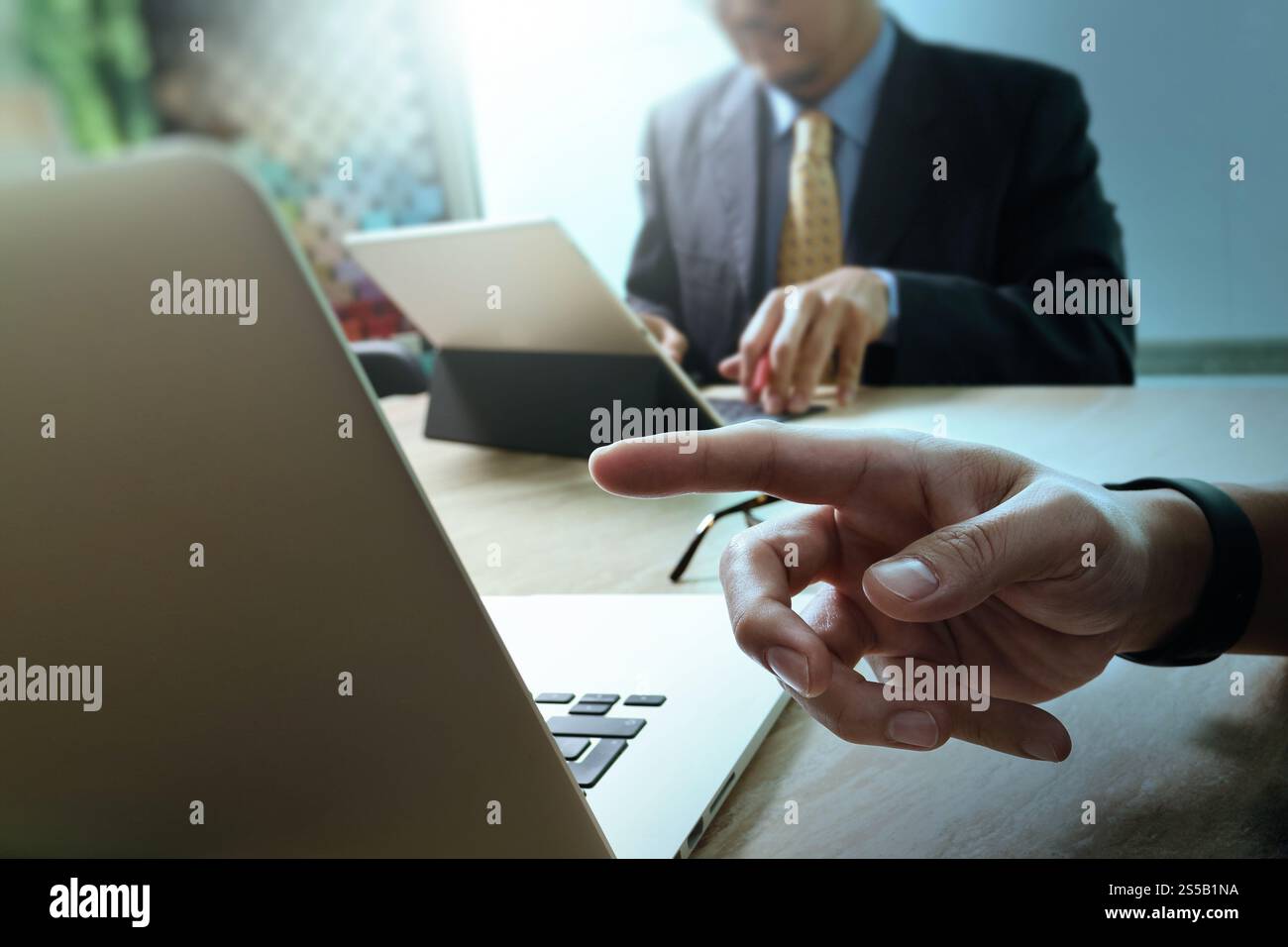 Réunion d'équipe d'affaires présente. Investisseur professionnel travaillant nouveau projet de démarrage. Réunion des responsables financiers.écran d'accueil du clavier de la tablette numérique Banque D'Images