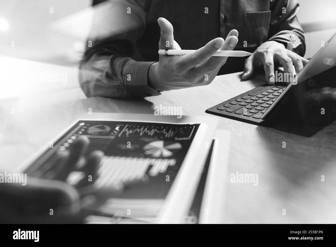 Réunion d'équipe d'affaires présente. Investisseur professionnel travaillant nouveau projet de démarrage. Réunion des responsables financiers.écran d'accueil du clavier de la tablette numérique Banque D'Images