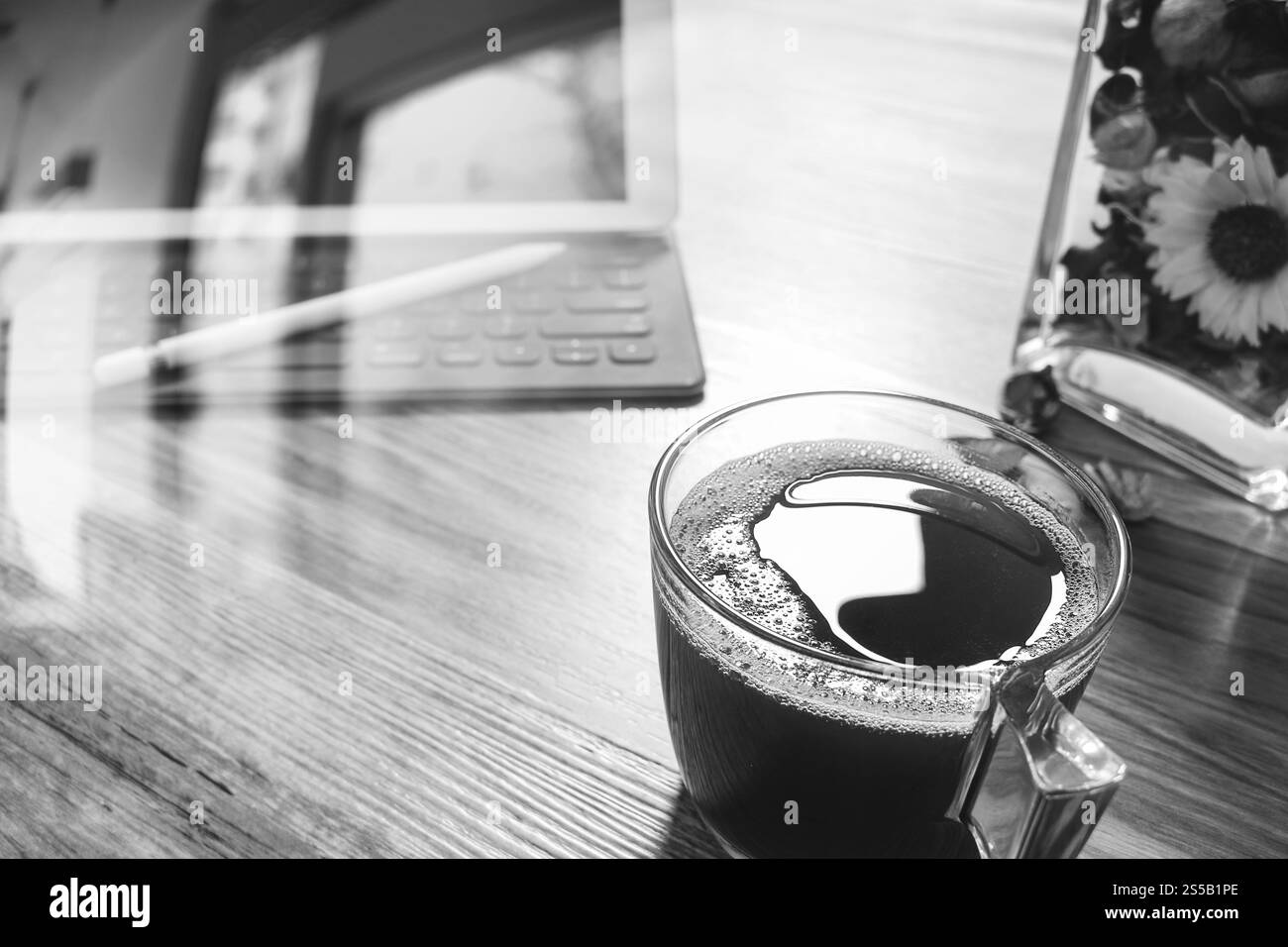 Tasse de café ou de thé et table numérique smart dock,clavier,herbes fleurs vase stylet sur table en bois,effet filtre,black white Banque D'Images