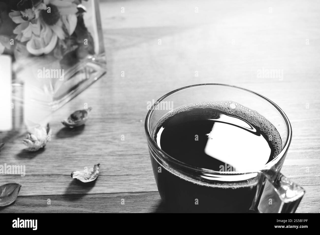 Tasse de café ou thé ,glass Vase de fleurs, d'herbes sèches sur table en bois,effet filtre,close up Banque D'Images