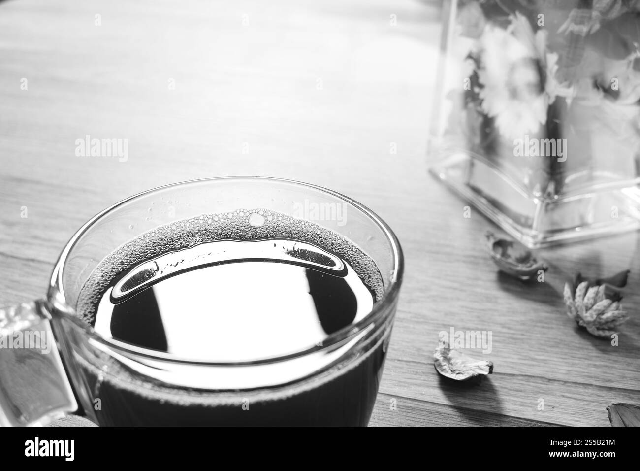 Tasse de café ou thé ,glass Vase de fleurs, d'herbes sèches sur table en bois,filtre,close up,black white Banque D'Images