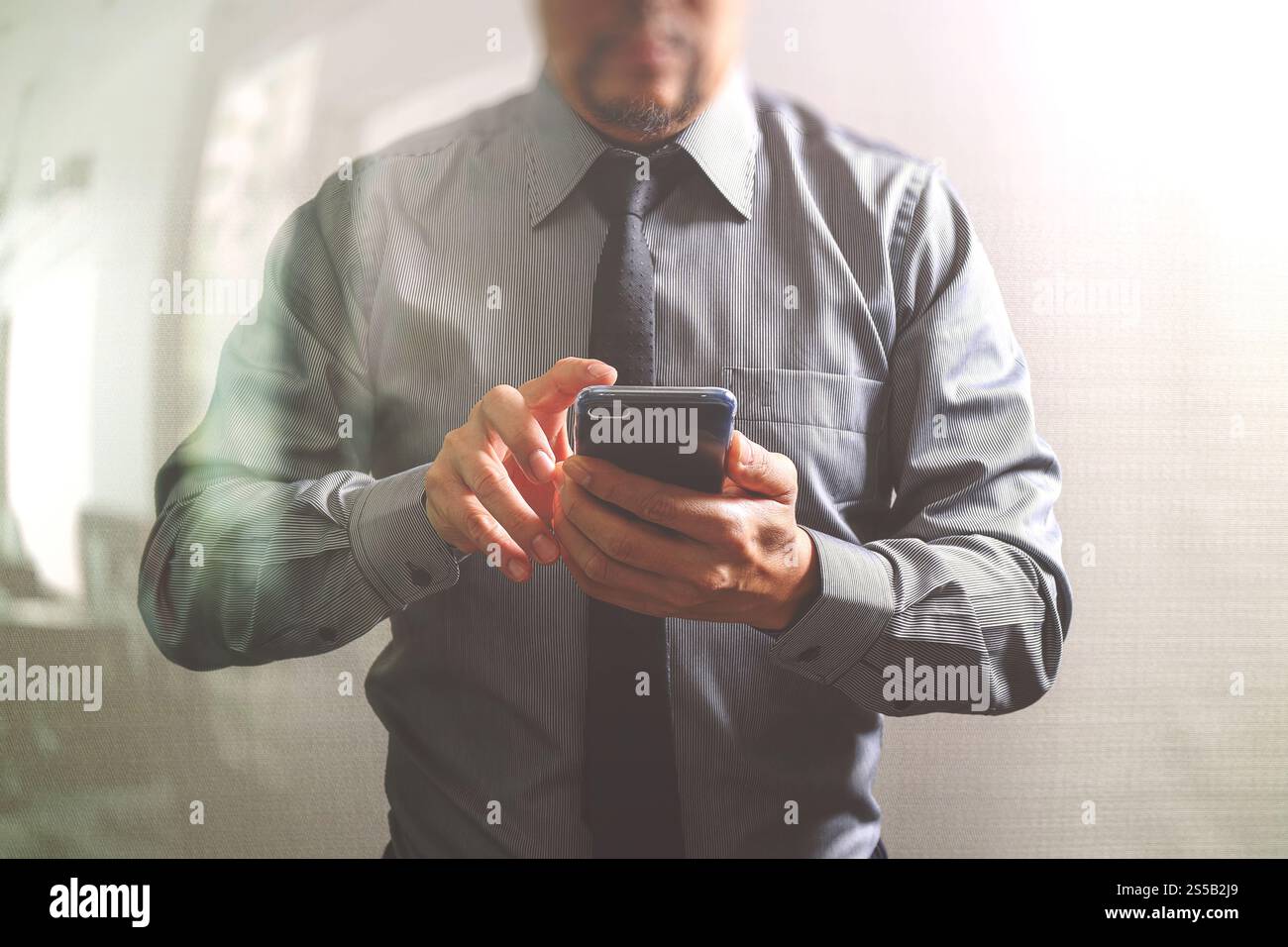 Succès d'affaires à l'aide de smart phone ,vue avant,effet du filtre Banque D'Images