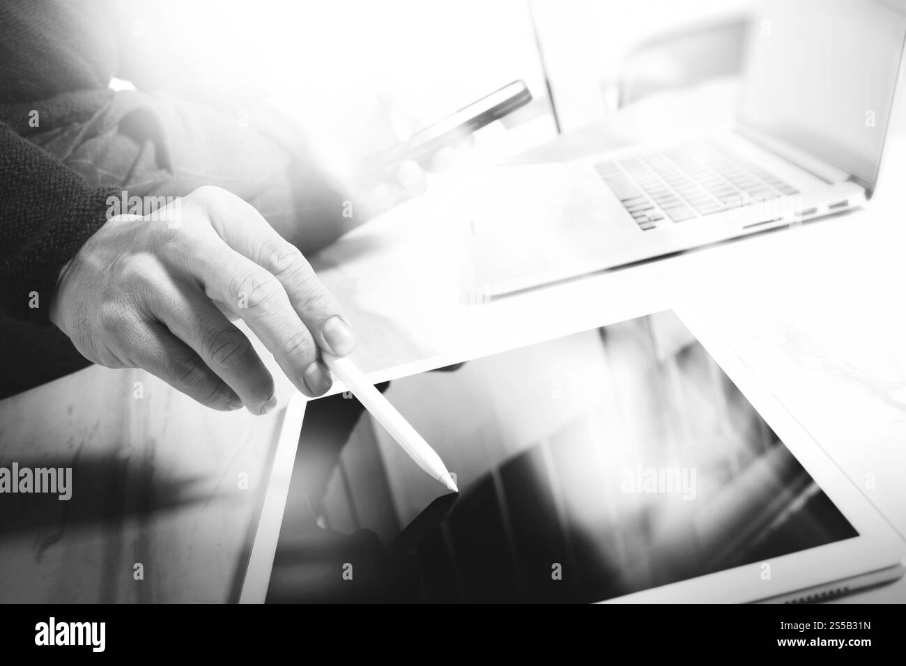 Main designer travaillant avec un ordinateur portable sur en 24 en tant que concept responsive web design, noir blanc Banque D'Images