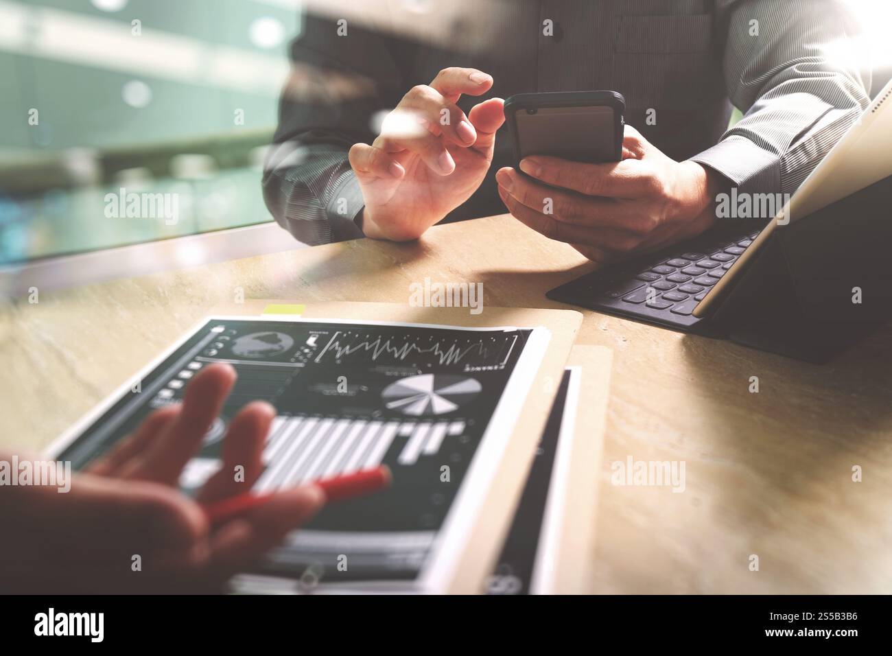 Réunion d'équipe d'affaires présente. Investisseur professionnel travaillant nouveau projet de démarrage. Réunion des responsables financiers.écran d'accueil du clavier de la tablette numérique Banque D'Images
