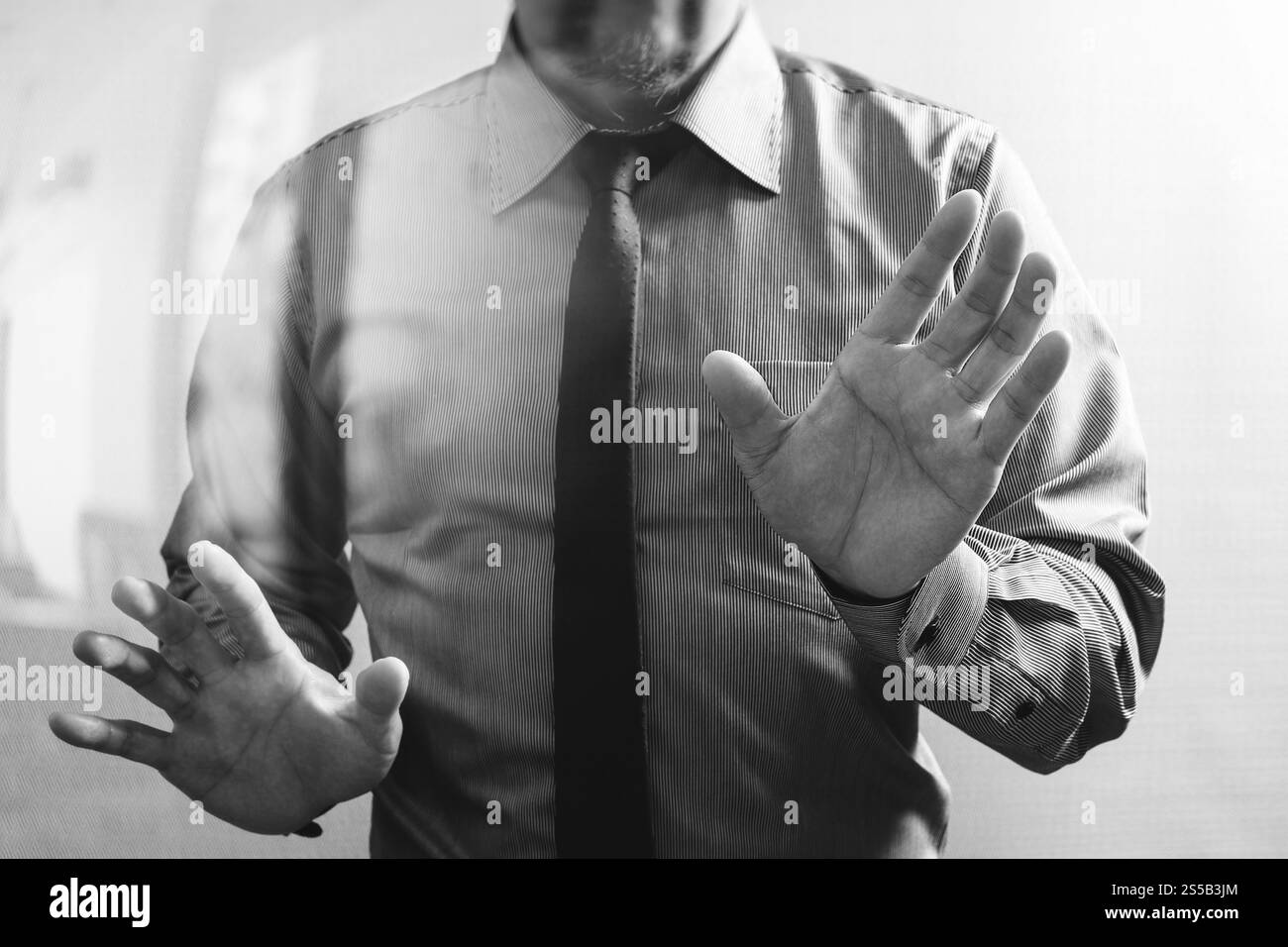 Succès d'affaires ouvrir sa main,ordinateur à écran tactile,vue,avant,effet filtre noir blanc Banque D'Images