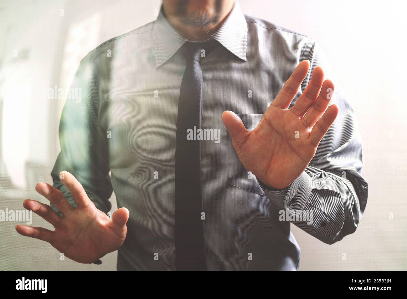 Succès d'affaires ouvrir sa main,ordinateur à écran tactile,vue avant,effet du filtre Banque D'Images