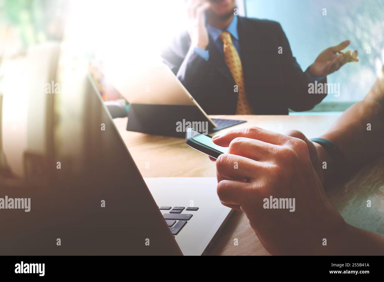 Réunion d'équipe d'affaires présente. Investisseur professionnel travaillant nouveau projet de démarrage. Réunion des responsables financiers.écran d'accueil du clavier de la tablette numérique Banque D'Images