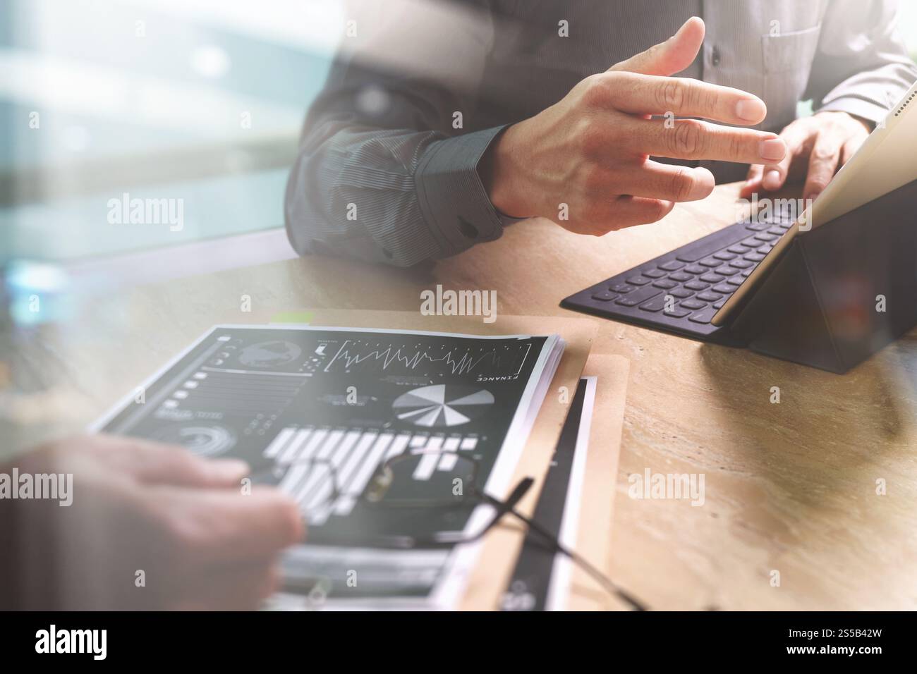 Réunion d'équipe d'affaires présente. Investisseur professionnel travaillant nouveau projet de démarrage. Réunion des responsables financiers.écran d'accueil du clavier de la tablette numérique Banque D'Images