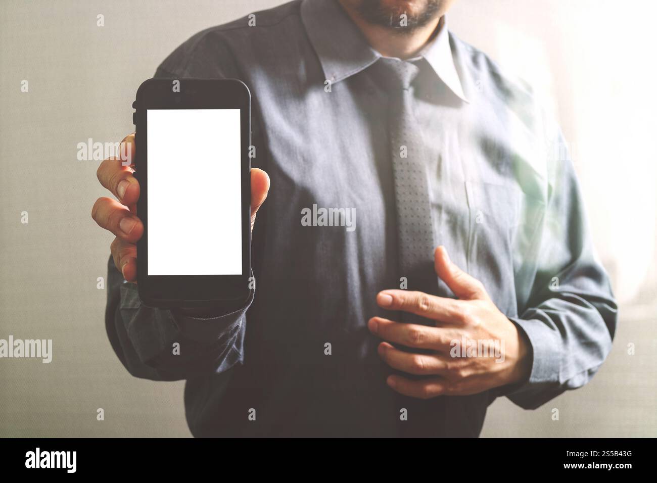 Succès d'affaires à l'aide de smart phone ,vue avant,effet du filtre Banque D'Images