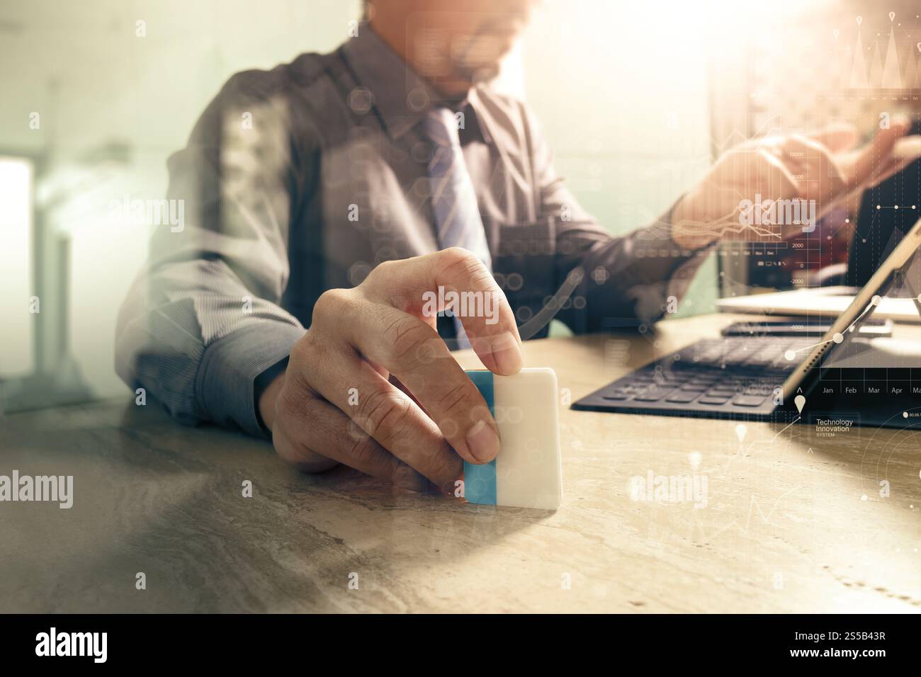 Réunion d'équipe d'affaires présente. Investisseur professionnel travaillant nouveau projet de démarrage. Réunion des responsables financiers.écran d'accueil du clavier de la tablette numérique Banque D'Images