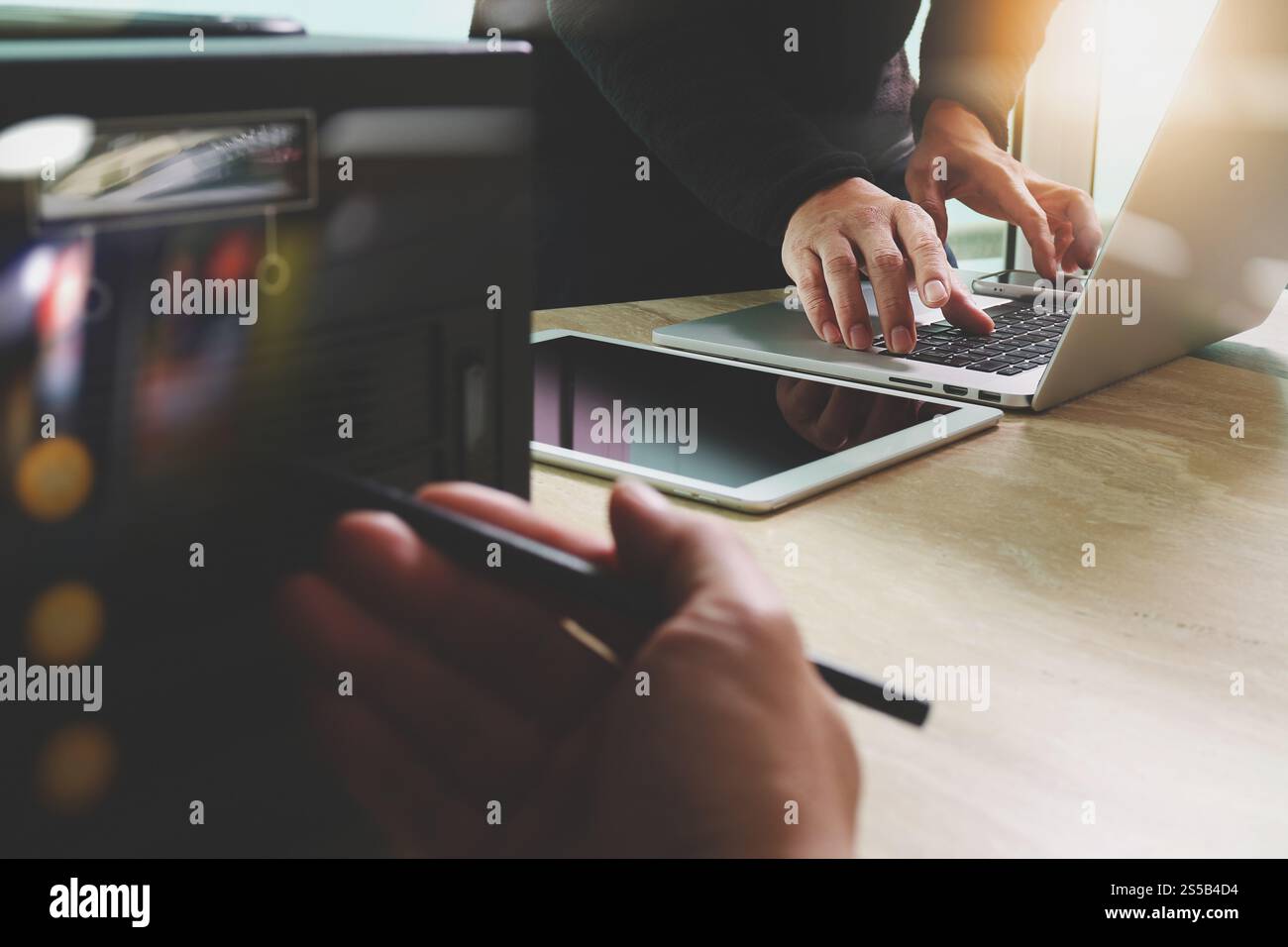 Réunion de l'équipe d'affaires présente. Investisseur professionnel photo travaillant avec un nouveau projet de démarrage. Réunion des directeurs financiers. Ordinateur portable tablette numérique Banque D'Images