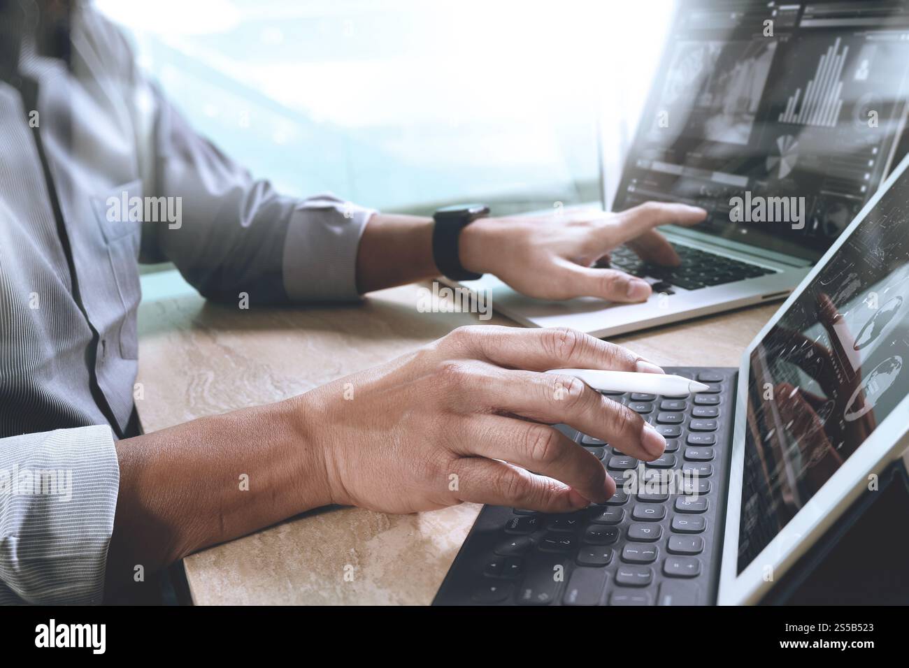 Concept de travail de main d'homme d'affaires. Investisseur professionnel photo travaillant nouveau projet de démarrage. Réunion des directeurs financiers. Écran de la station d'accueil de la tablette numérique Banque D'Images