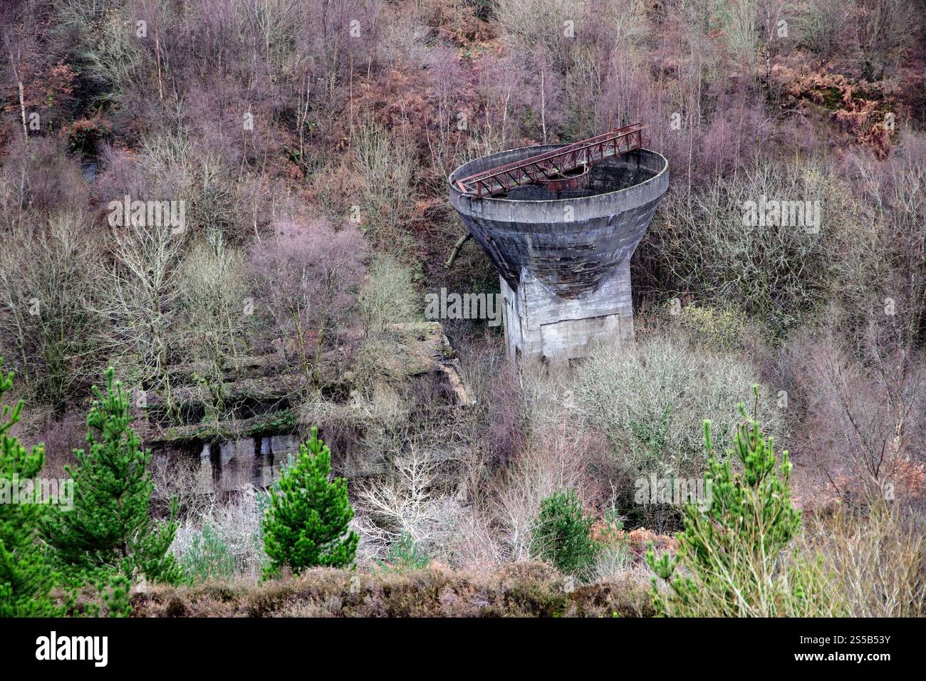 MCG nant ddu et le lavabo de charbon des mines de charbon Llanerch et Blaenserchan, photographiés depuis le mémorial Llanerch voisin où 176 hommes et garçons sont morts Banque D'Images