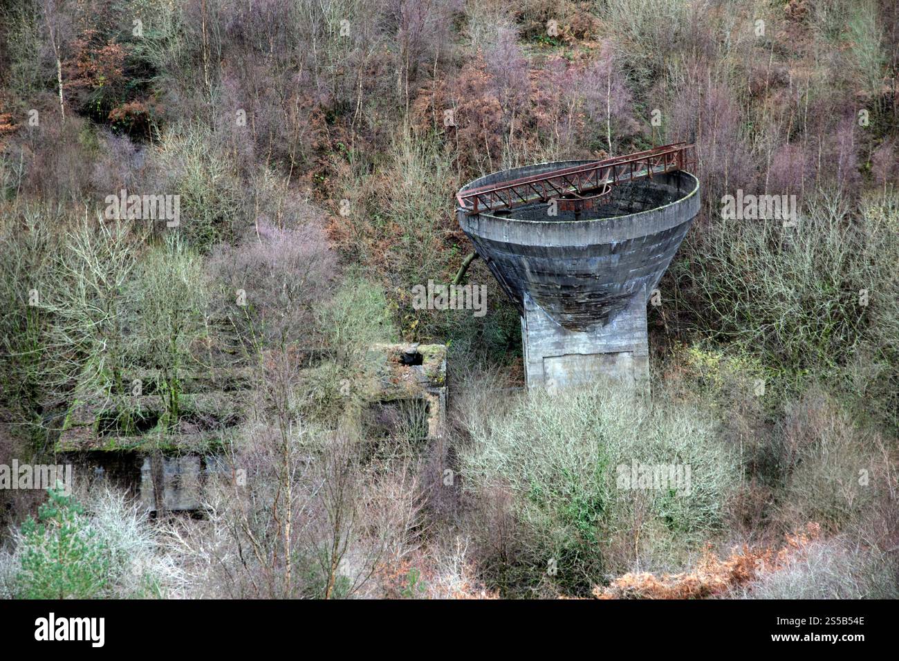 MCG nant ddu et le lavabo de charbon des mines de charbon Llanerch et Blaenserchan, photographiés depuis le mémorial Llanerch voisin où 176 hommes et garçons sont morts Banque D'Images