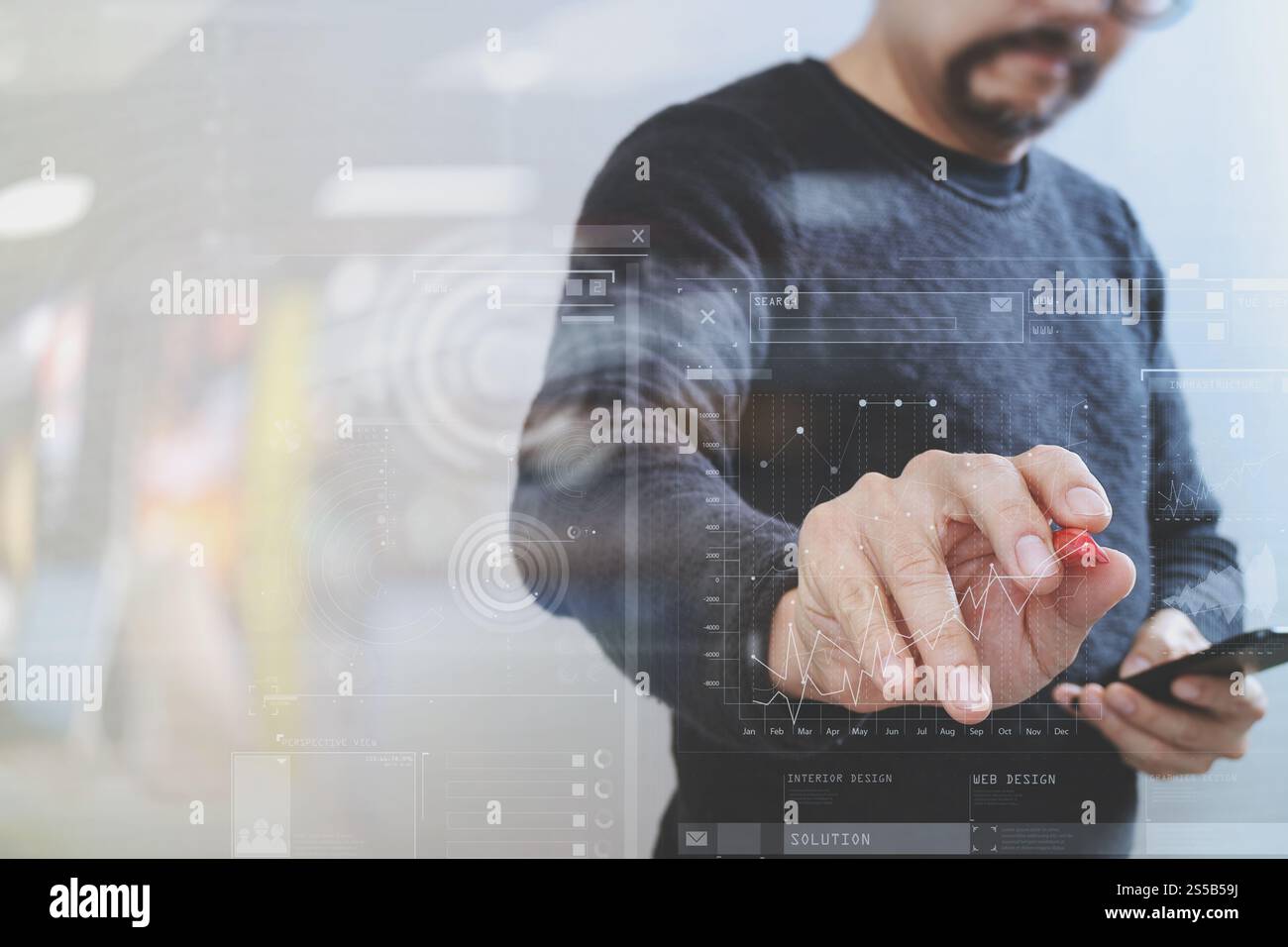 Main d'homme d'affaires avec stylo appuyant sur un bouton imaginaire, tenant le téléphone intelligent, icônes virtuelles graphiques d'écran numérique, graphique, diagramme Banque D'Images