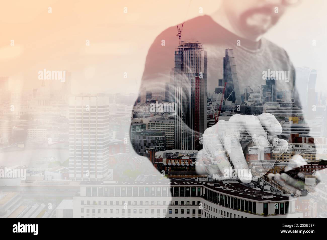 Double exposition de la main d'homme d'affaires avec stylo appuyant sur un bouton imaginaire, tenant le téléphone intelligent, graphique d'écran numérique vierge virtuel, Londres Banque D'Images