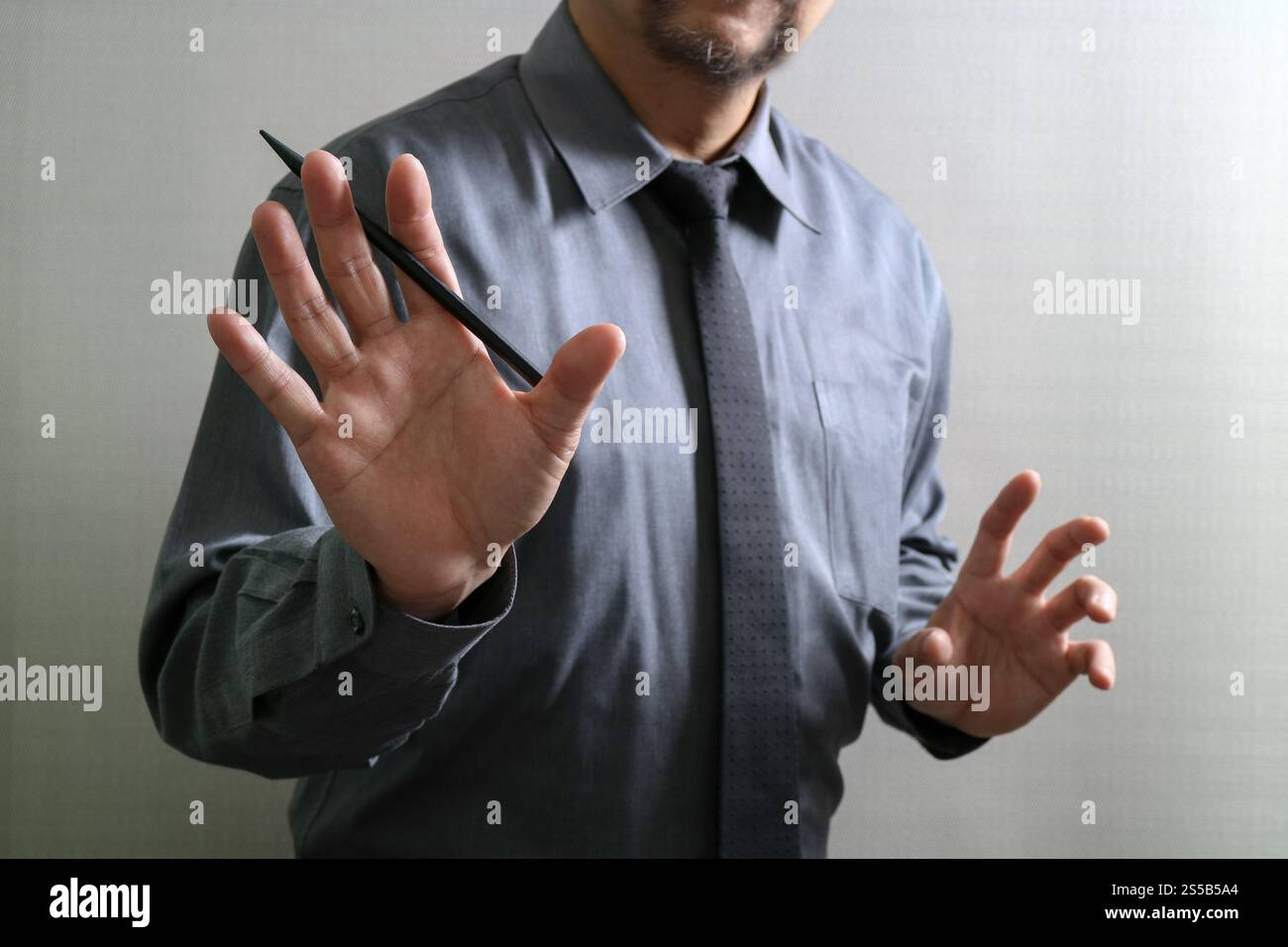 Succès d'affaires ouvrir sa main,ordinateur à écran tactile,vue avant,effet du filtre Banque D'Images