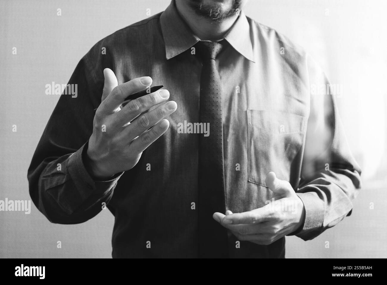 Succès d'affaires ouvrir sa main,ordinateur à écran tactile,vue,avant,effet filtre noir blanc Banque D'Images