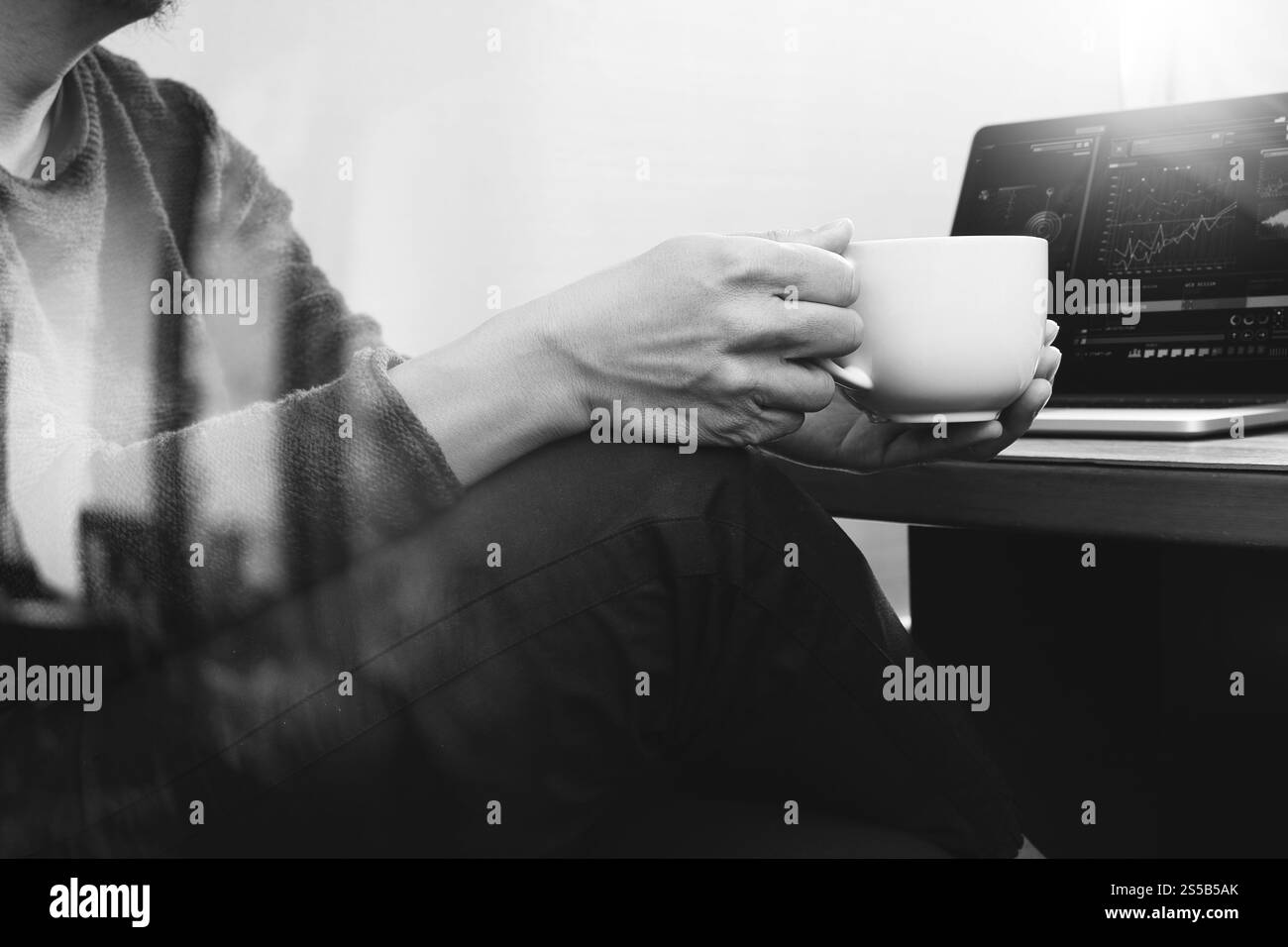 Succès d'affaires part à l'aide de Smart Phone, tablette numérique, clavier intelligent d' sur la tasse de café,bureau en bois noir blanc Banque D'Images