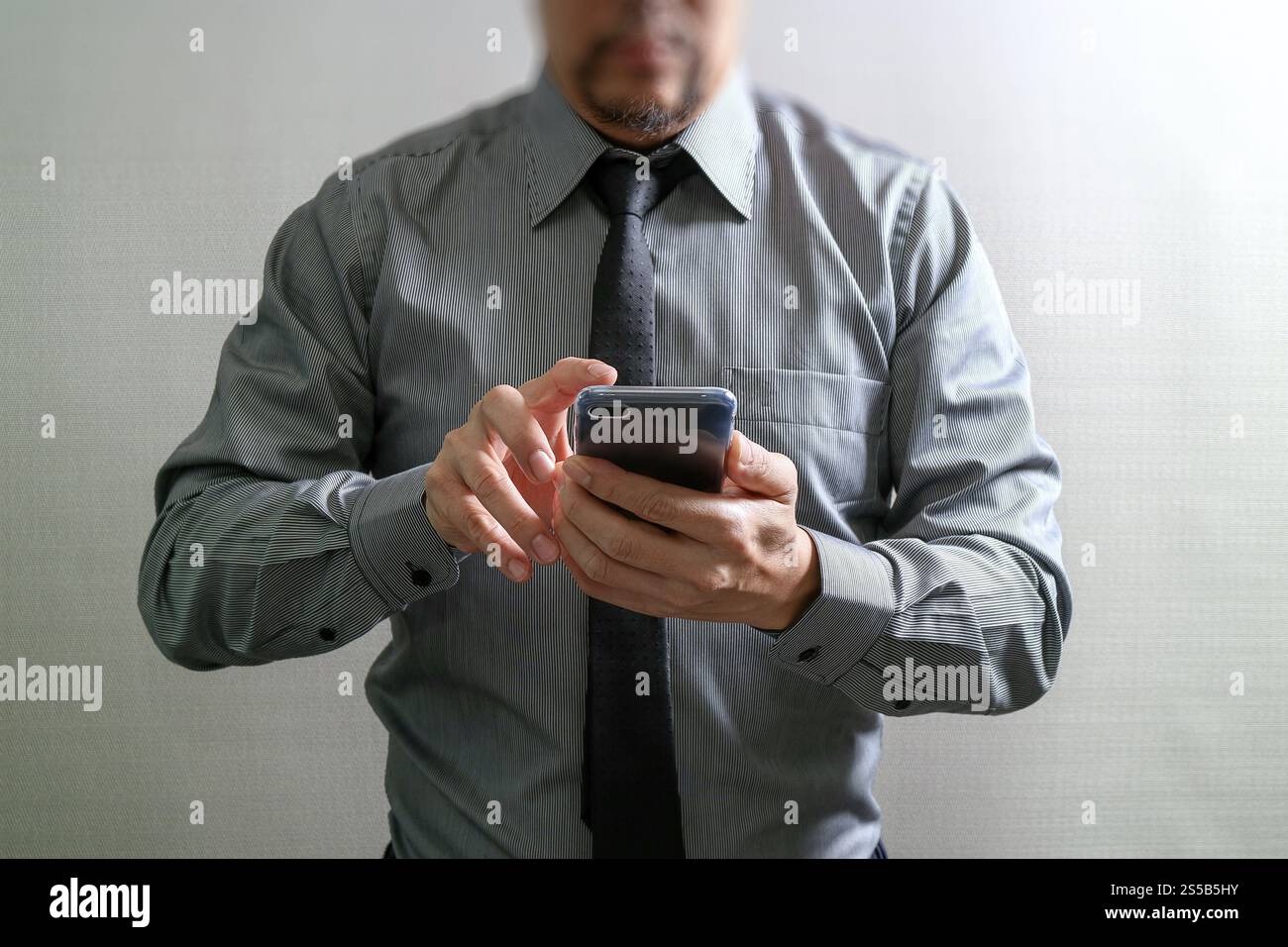 Succès d'affaires à l'aide de smart phone ,vue avant,effet du filtre Banque D'Images