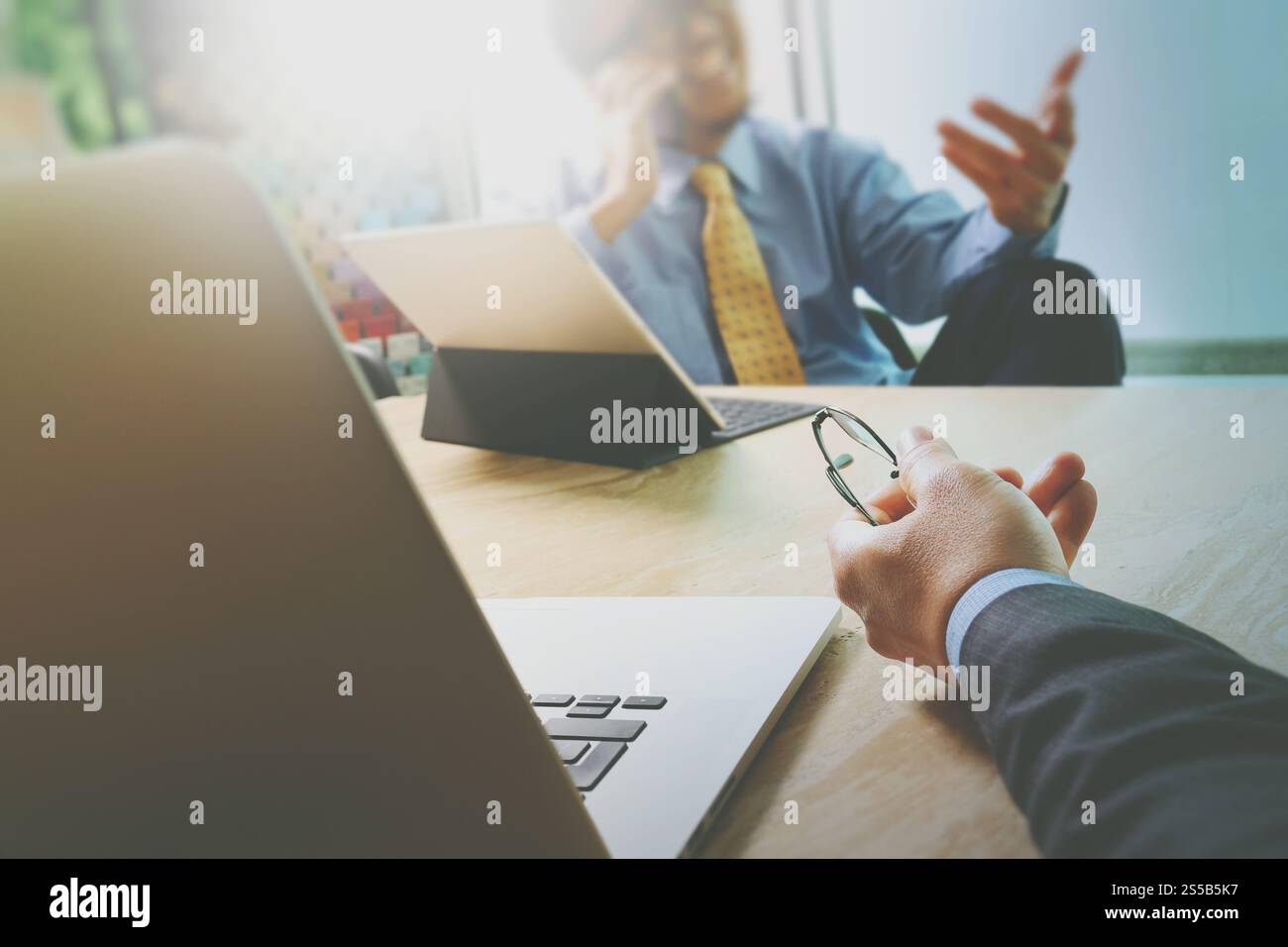 Réunion d'équipe d'affaires présente. Investisseur professionnel travaillant nouveau projet de démarrage. Réunion des responsables financiers.écran d'accueil du clavier de la tablette numérique Banque D'Images