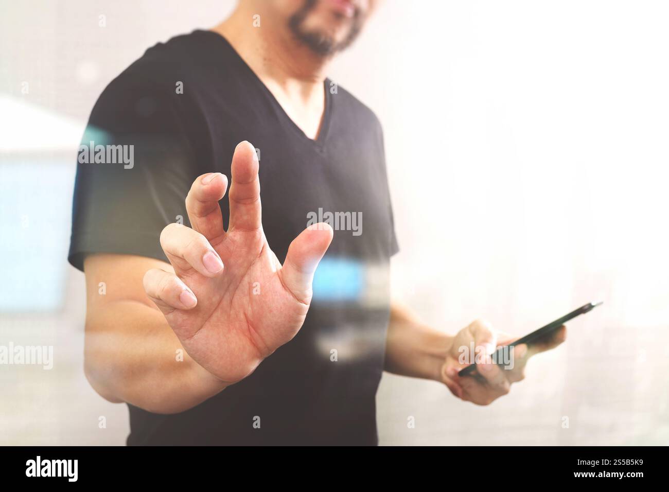 Main d'homme d'affaires appuyant sur un bouton imaginaire, tenant le téléphone intelligent, icônes virtuelles graphiques d'écran numérique, graphique, diagramme, effet de filtre Banque D'Images