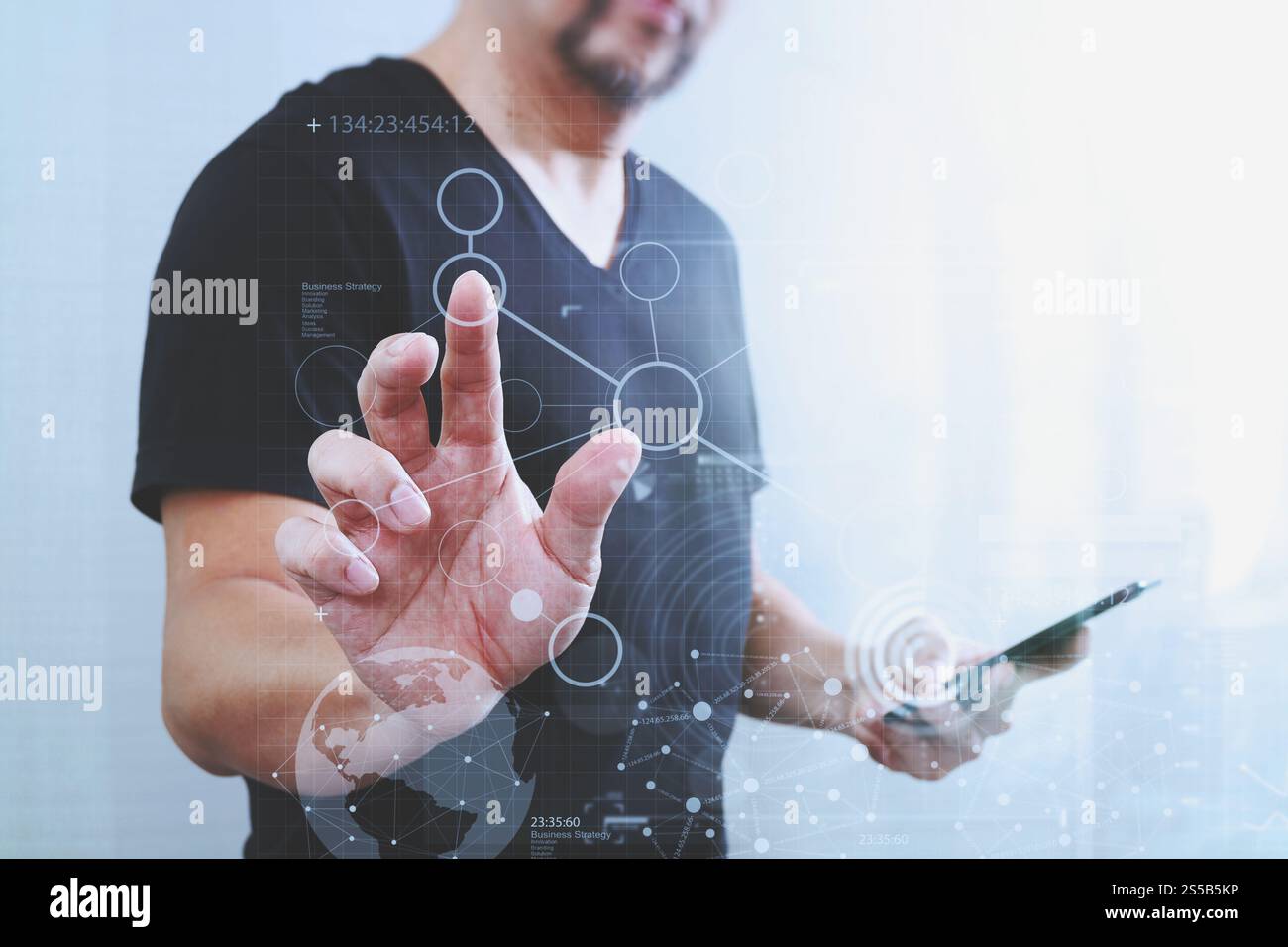 Businessman hand en appuyant sur un bouton imaginaire,holding smart phone,écran numérique virtuel graphique graphique,icônes,dessin Banque D'Images