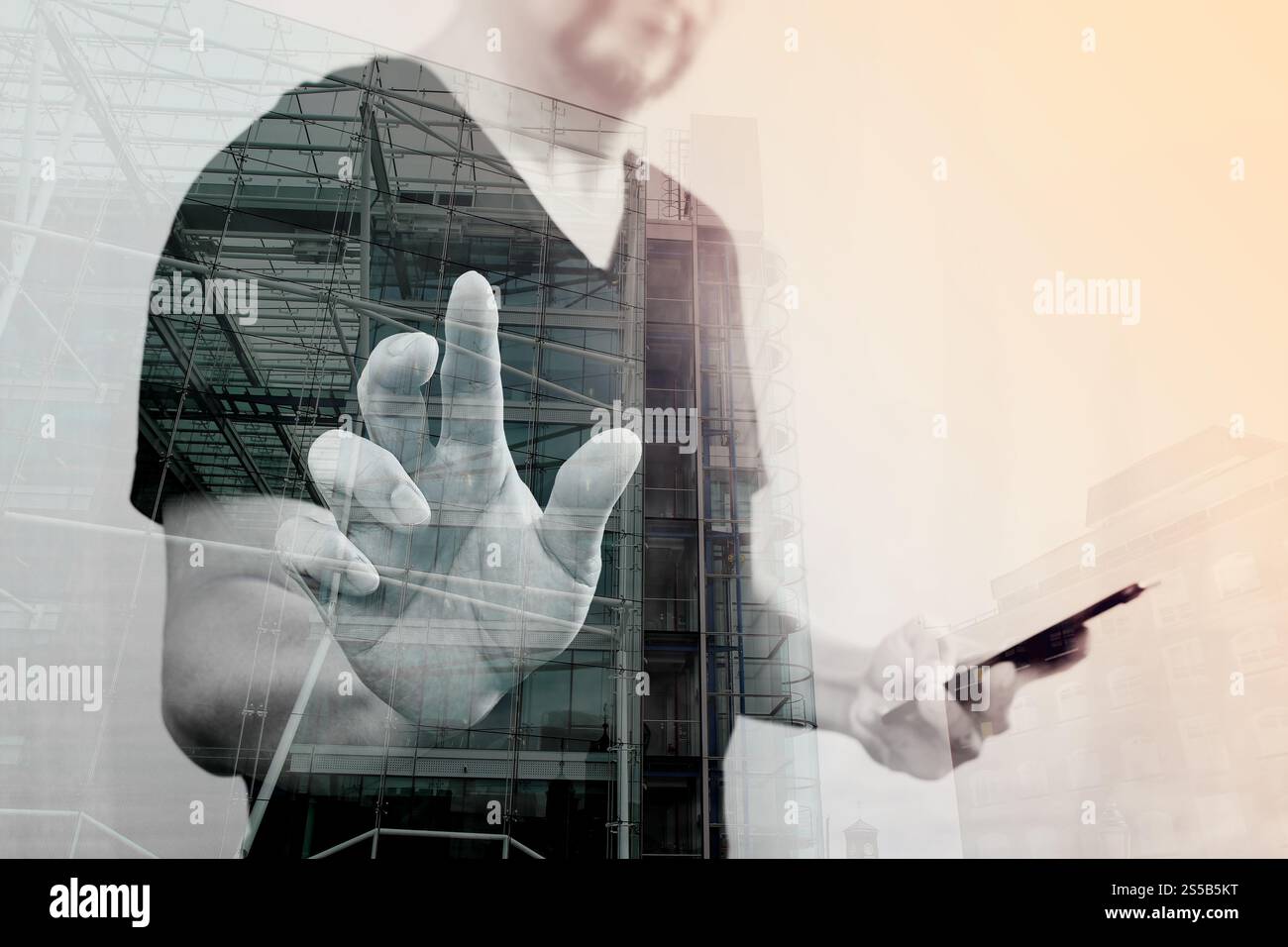 Double exposition de la main d'homme d'affaires appuyant sur un bouton imaginaire, tenant le téléphone intelligent, graphique d'écran numérique vierge virtuel, architecture de Londres Banque D'Images