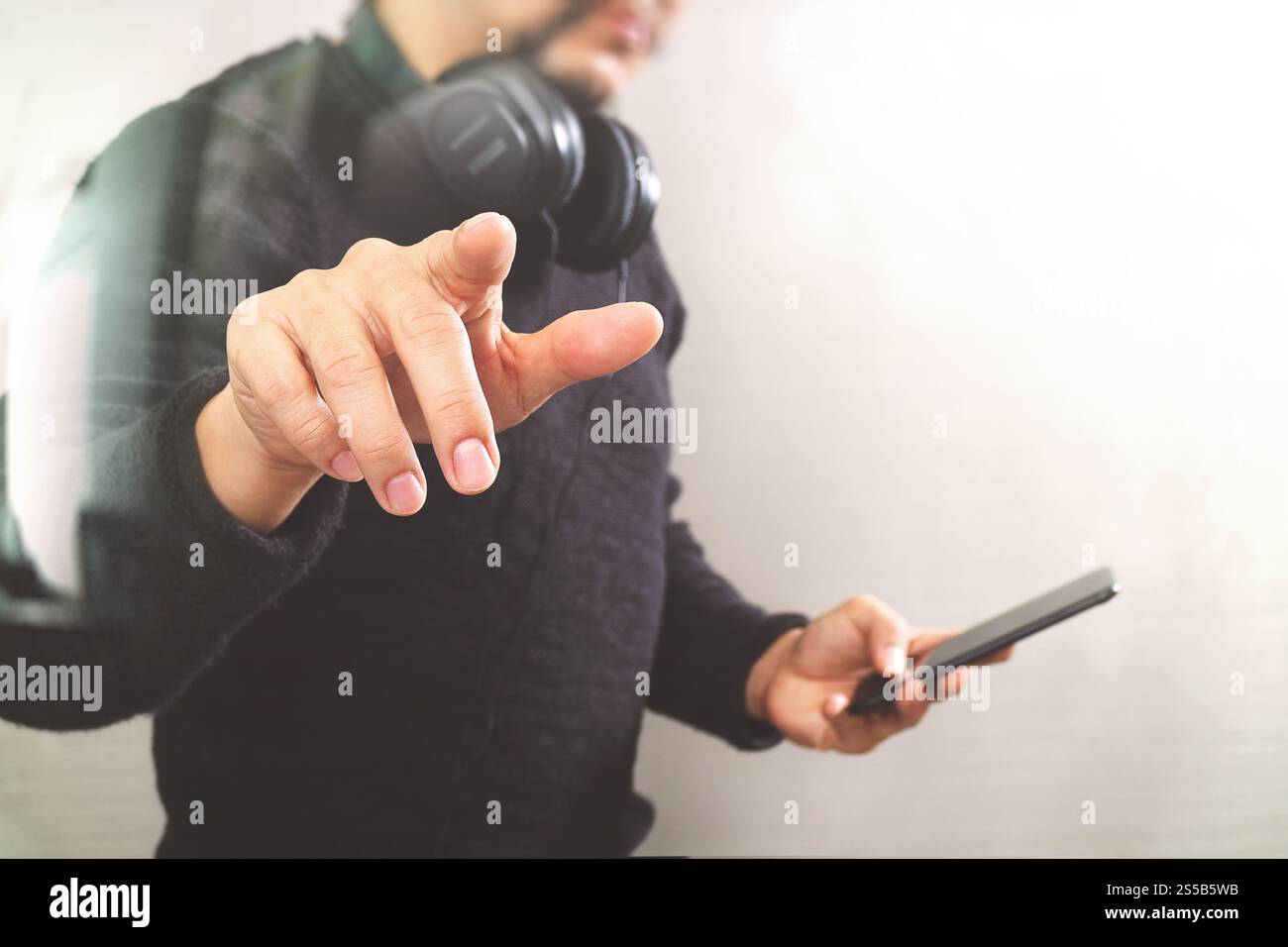 Main d'homme d'affaires appuyant sur un bouton imaginaire, tenant le téléphone intelligent, icônes virtuelles graphiques d'écran numérique, graphique, diagramme, effet de filtre Banque D'Images