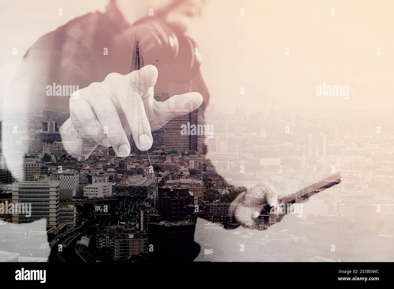 Double exposition de la main d'homme d'affaires appuyant sur un bouton imaginaire, tenant le téléphone intelligent, graphique d'écran numérique vierge virtuel, architecture de Londres Banque D'Images