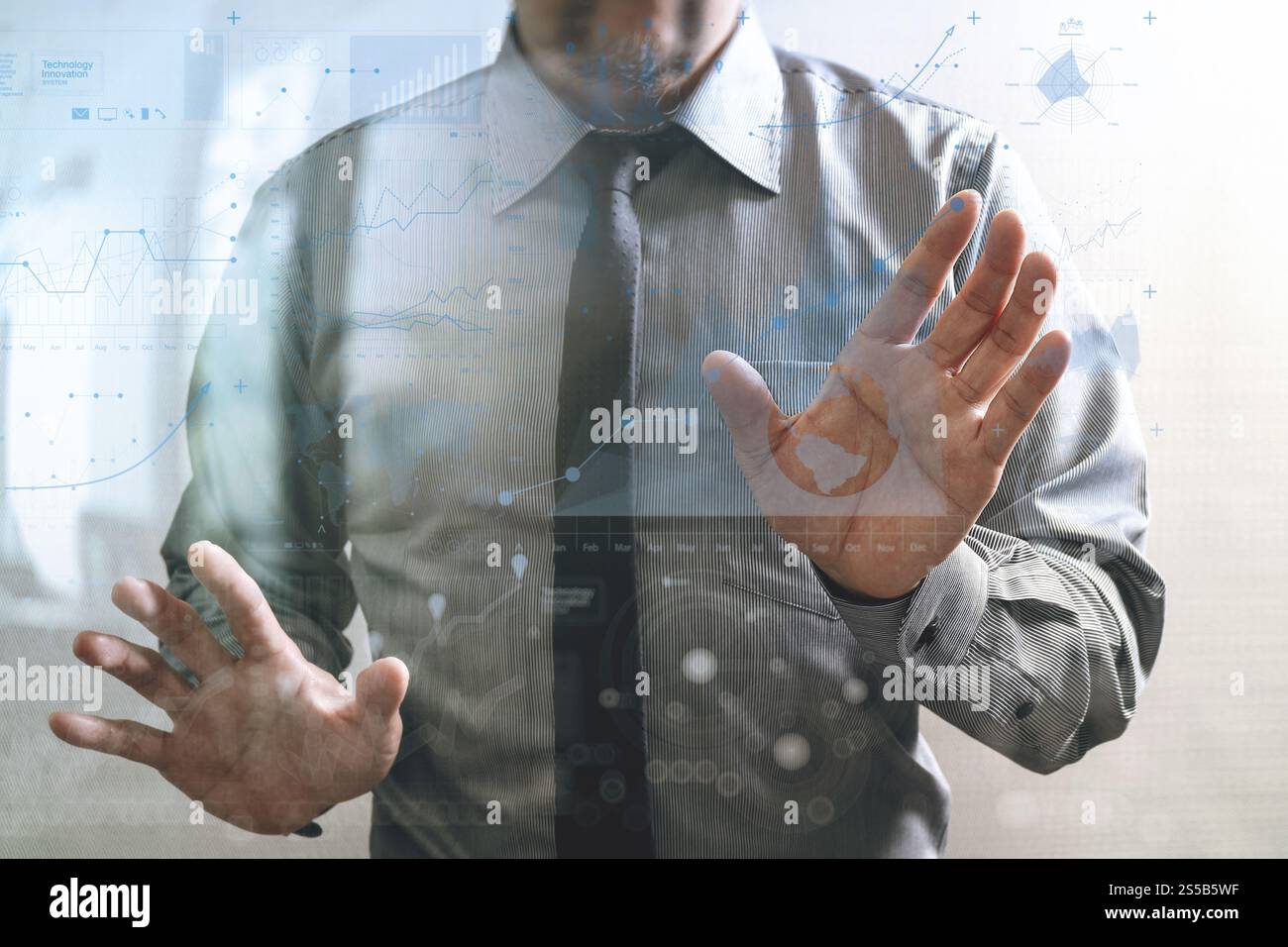 Succès d'affaires ouvrir sa main,ordinateur à écran tactile,Vue de face, la stratégie de l'entreprise interface icônes Banque D'Images