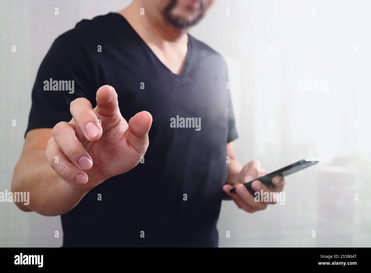 Main d'homme d'affaires appuyant sur un bouton imaginaire, tenant le téléphone intelligent, icônes virtuelles graphiques d'écran numérique, graphique, diagramme, effet de filtre Banque D'Images