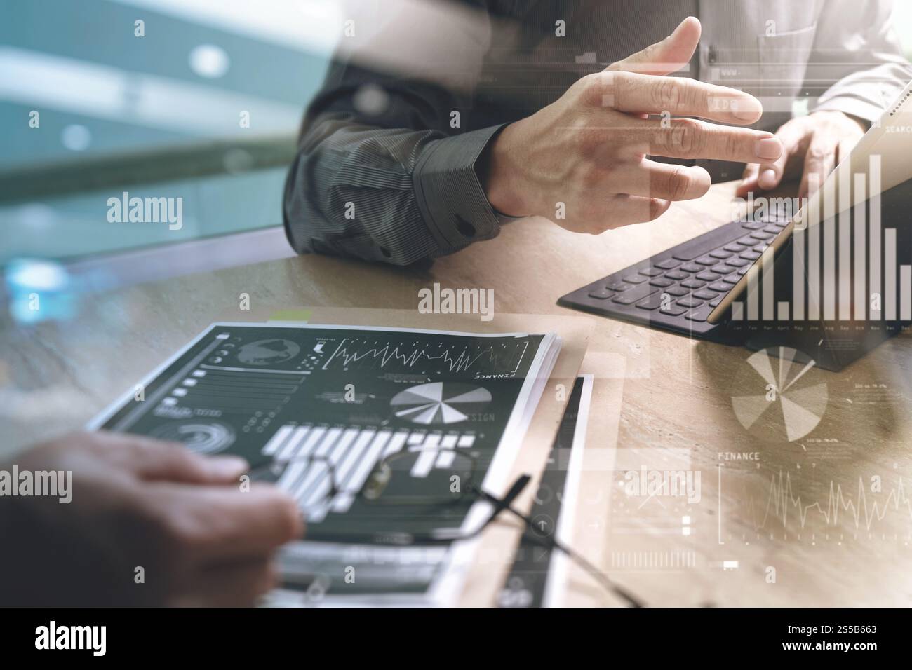 Réunion d'équipe d'affaires présente. Investisseur professionnel travaillant nouveau projet de démarrage. Réunion des responsables financiers.écran d'accueil du clavier de la tablette numérique Banque D'Images