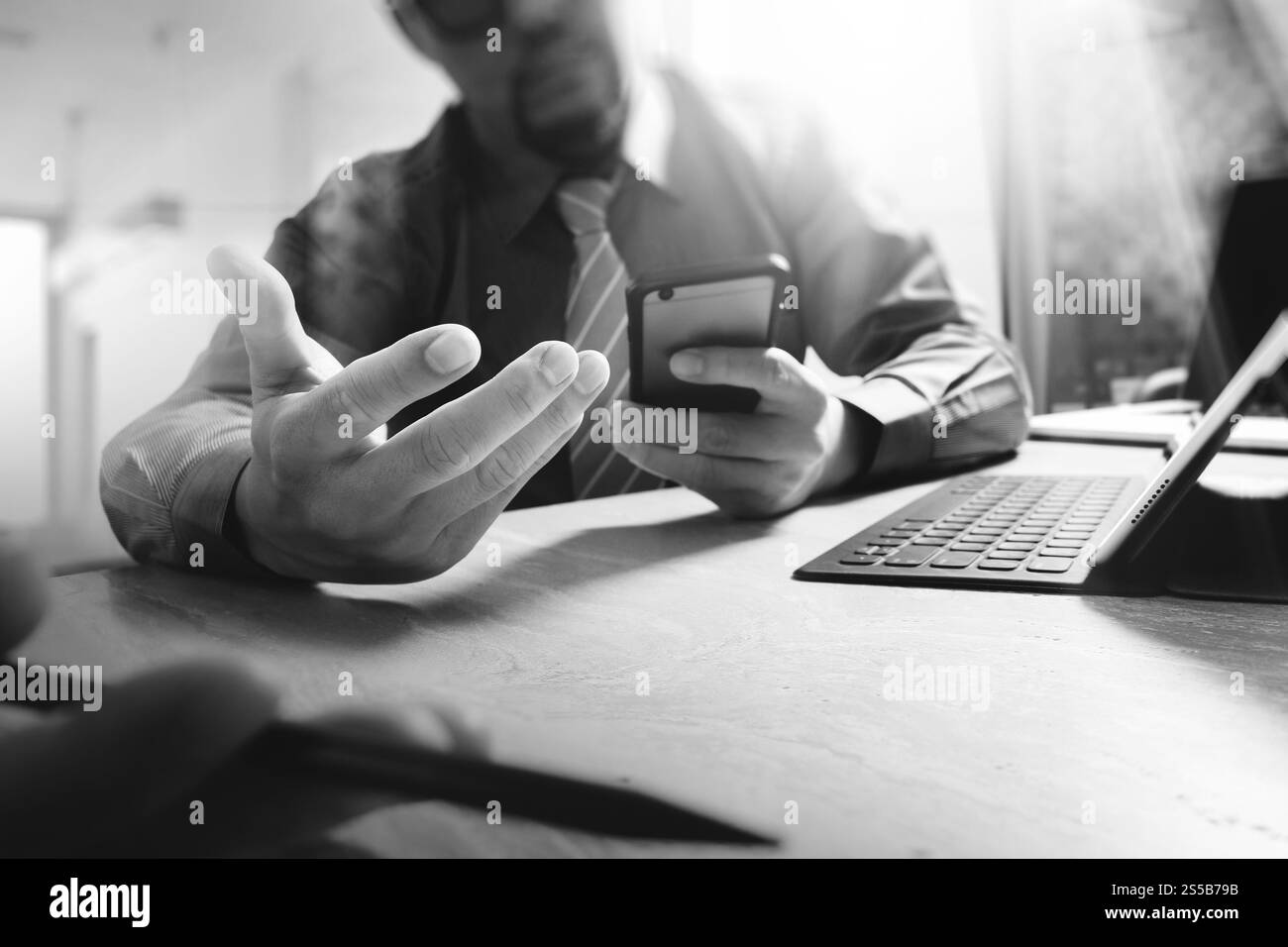Réunion d'équipe d'affaires présente. Investisseur professionnel travaillant nouveau projet de démarrage. Réunion des responsables financiers.écran d'accueil du clavier de la tablette numérique Banque D'Images