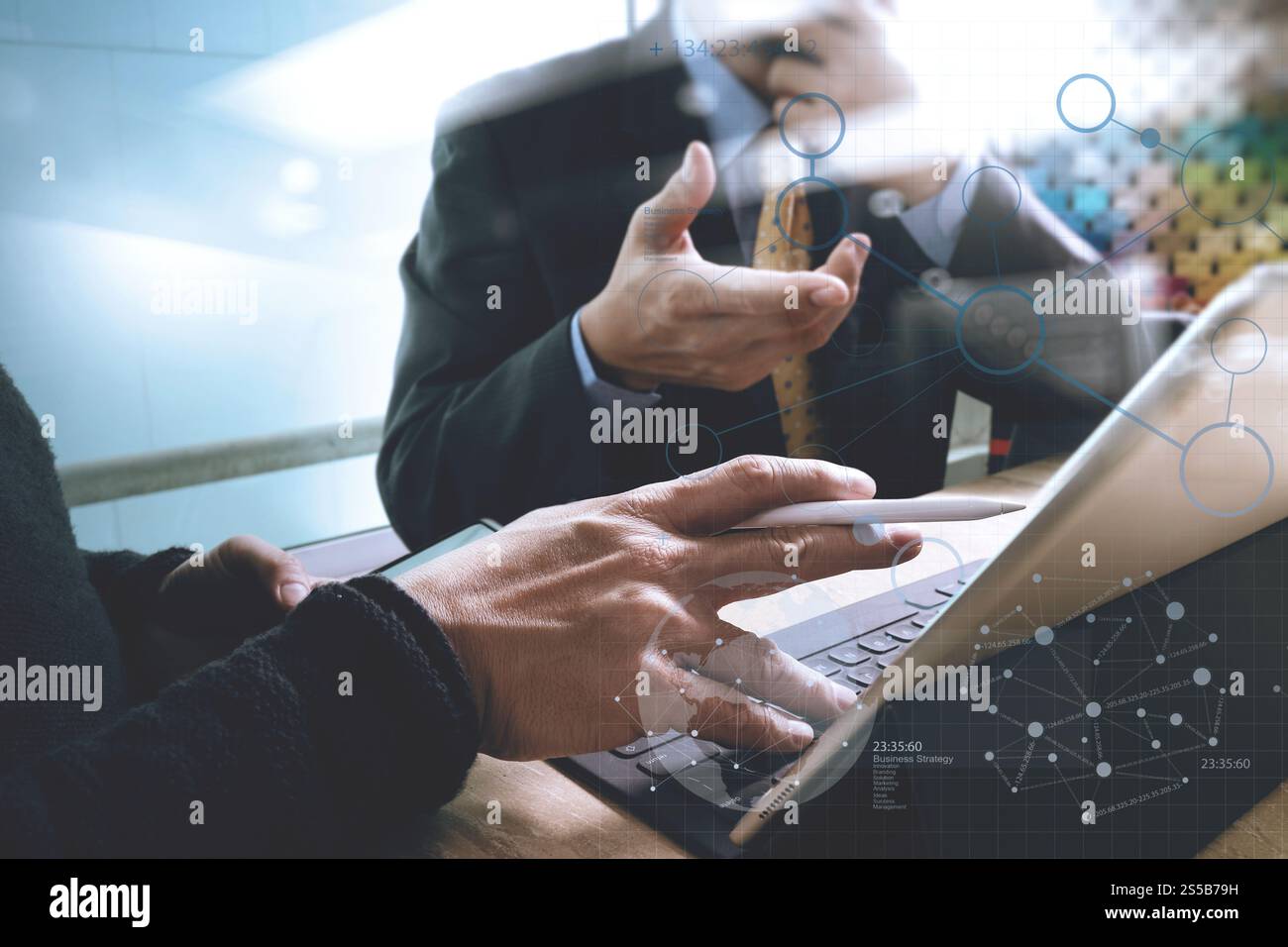 Réunion d'équipe d'affaires présente. Investisseur professionnel travaillant nouveau projet de démarrage. Réunion des responsables financiers.écran d'accueil du clavier de la tablette numérique Banque D'Images