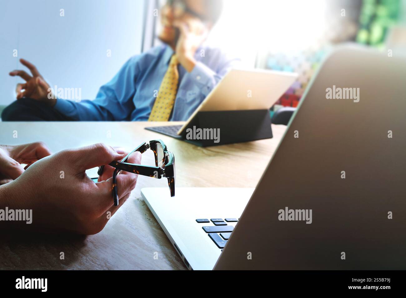 Réunion d'équipe d'affaires présente. Investisseur professionnel travaillant nouveau projet de démarrage. Réunion des responsables financiers.écran d'accueil du clavier de la tablette numérique Banque D'Images