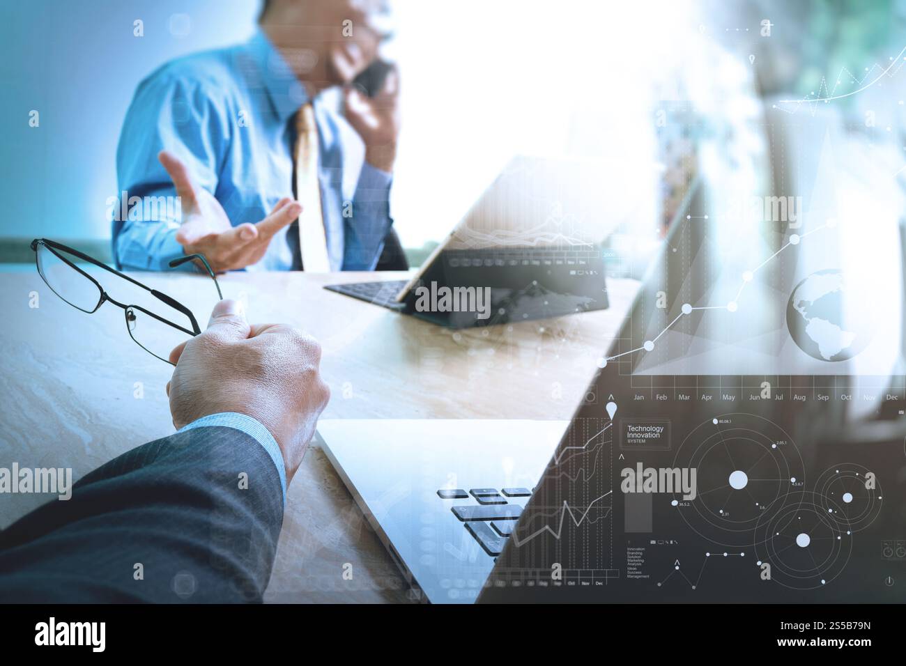 Réunion d'équipe d'affaires présente. Investisseur professionnel travaillant nouveau projet de démarrage. Réunion des responsables financiers.écran d'accueil du clavier de la tablette numérique Banque D'Images