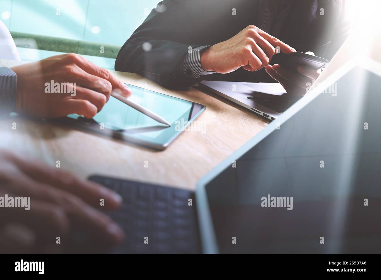 Réunion de l'équipe d'affaires présente. Investisseur professionnel photo travaillant avec un nouveau projet de démarrage. Réunion des directeurs financiers. Ordinateur portable tablette numérique Banque D'Images