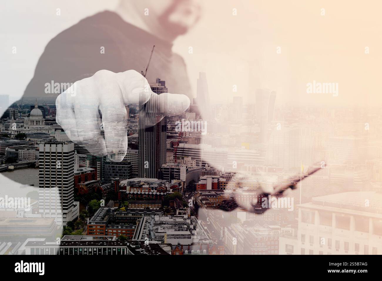 Double exposition de la main d'homme d'affaires appuyant sur un bouton imaginaire, tenant le téléphone intelligent, graphique d'écran numérique vierge virtuel, architecture de Londres Banque D'Images