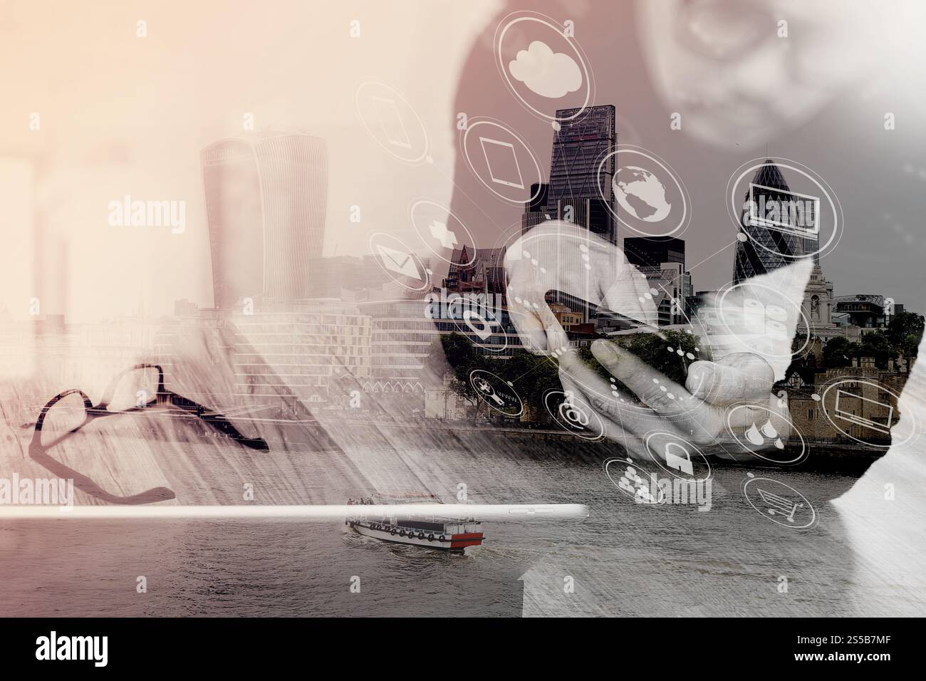 Double exposition d'affaires de la main à l'aide de paiements mobiles,vente en ligne,canal omni dans moderne bureau bureau en bois,lunettes,bâtiments London city Banque D'Images