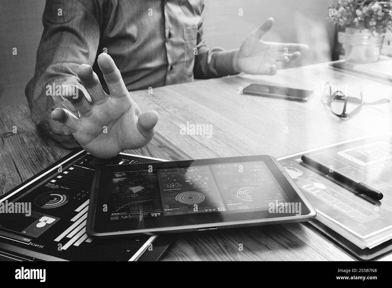 homme d'affaires travaillant avec la tablette numérique et le téléphone intelligent et l'ordinateur portable avec l'effet de couche de stratégie d'entreprise financière sur le bois Banque D'Images