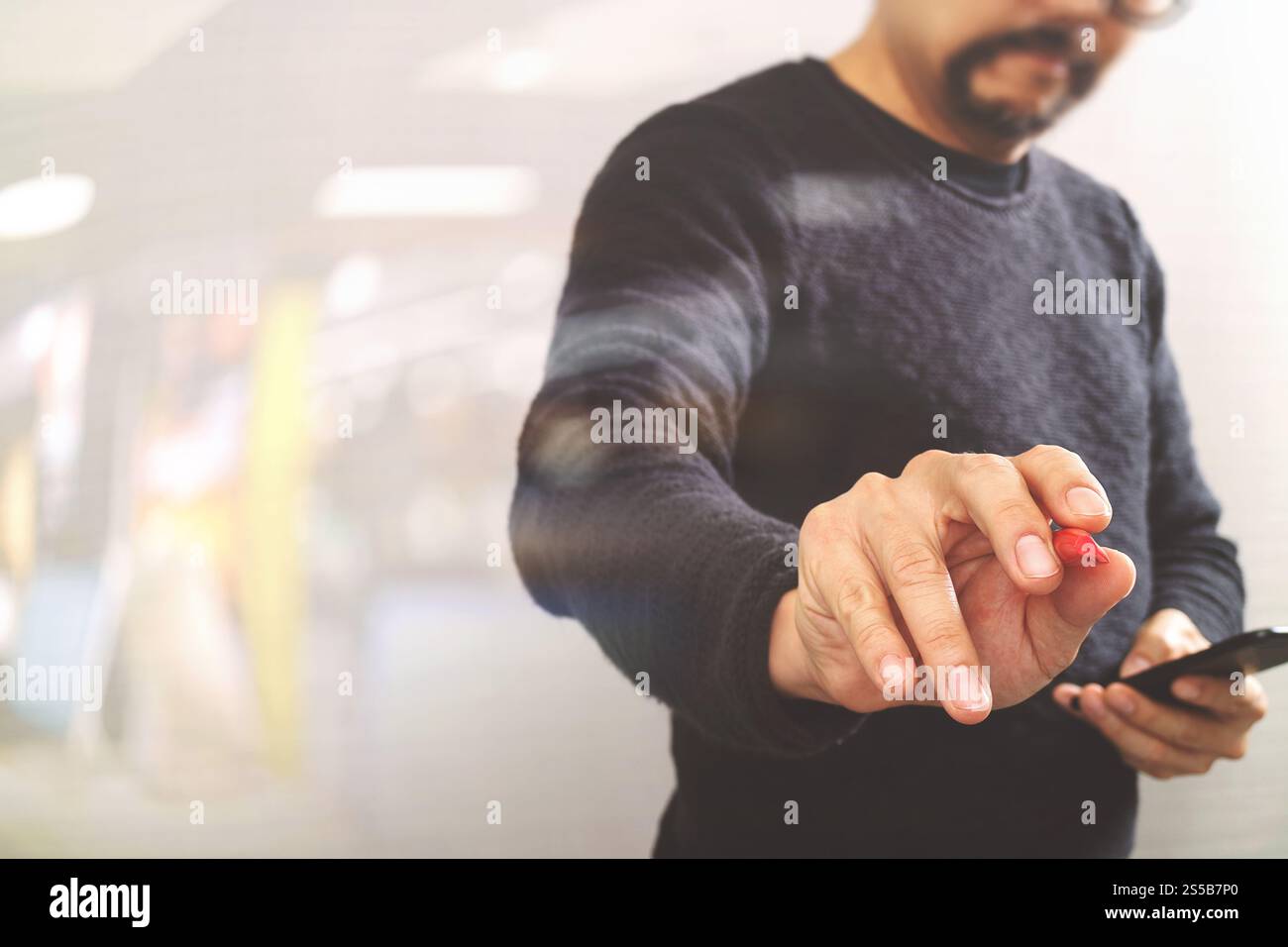 Businessman hand avec stylet appuyé sur un bouton imaginaire,holding smart phone,écran numérique virtuel graphique graphique,icônes,effet filtre,Schéma Banque D'Images