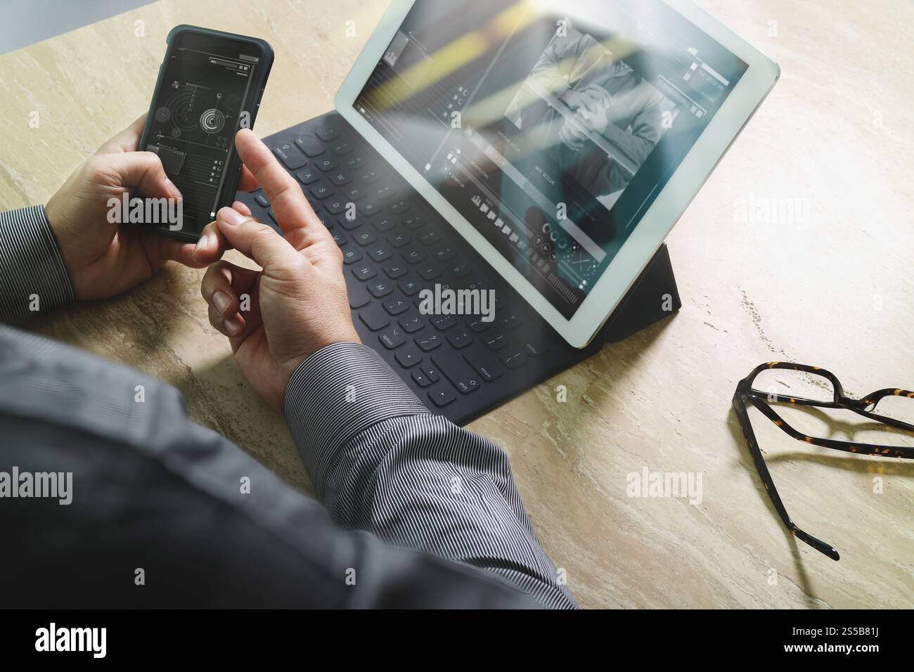 Concept de travail de main d'homme d'affaires. Investisseur professionnel photo travaillant avec un nouveau projet de démarrage. Réunion des directeurs financiers. Écran de la station d'accueil de la tablette numérique Banque D'Images