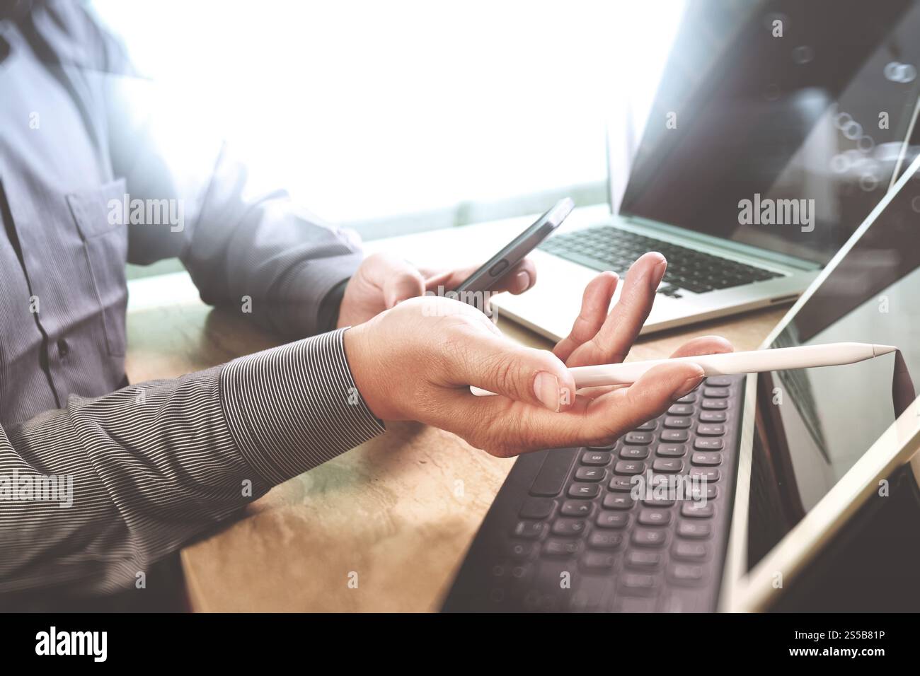 Concept de travail de main d'homme d'affaires. Investisseur professionnel photo travaillant nouveau projet de démarrage. Réunion des directeurs financiers. Écran de la station d'accueil de la tablette numérique Banque D'Images