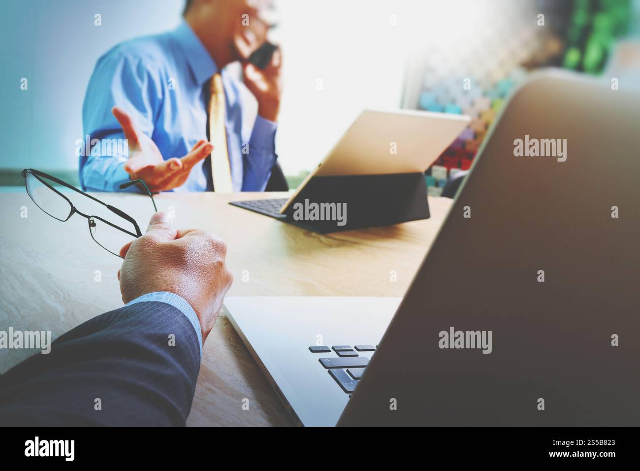 Réunion d'équipe d'affaires présente. Investisseur professionnel travaillant nouveau projet de démarrage. Réunion des responsables financiers.écran d'accueil du clavier de la tablette numérique Banque D'Images