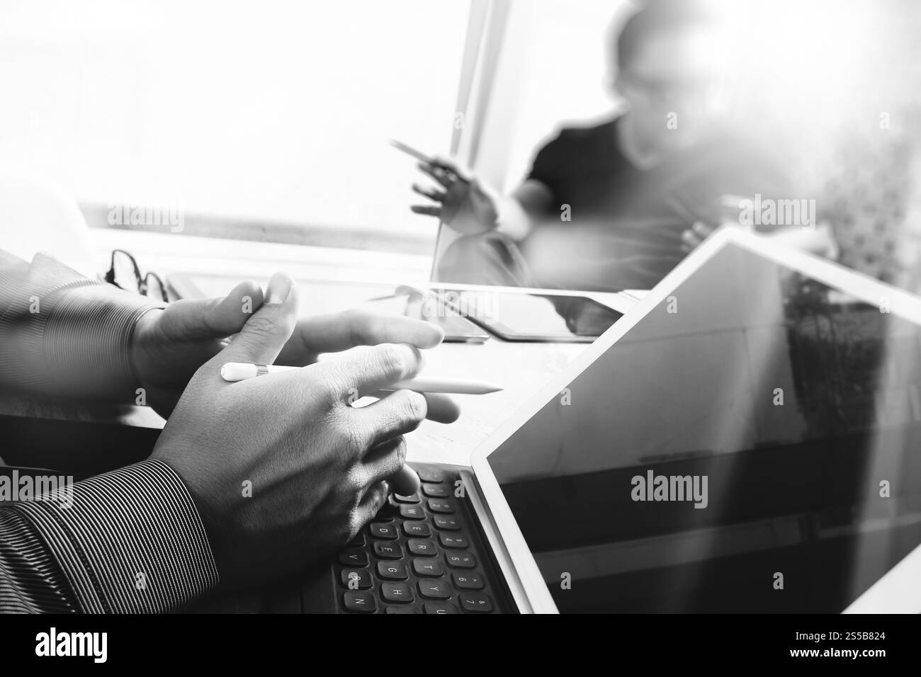 Réunion de l'équipe d'affaires présente. Investisseur professionnel photo travaillant avec un nouveau projet de démarrage. Réunion des directeurs financiers. Ordinateur portable tablette numérique Banque D'Images